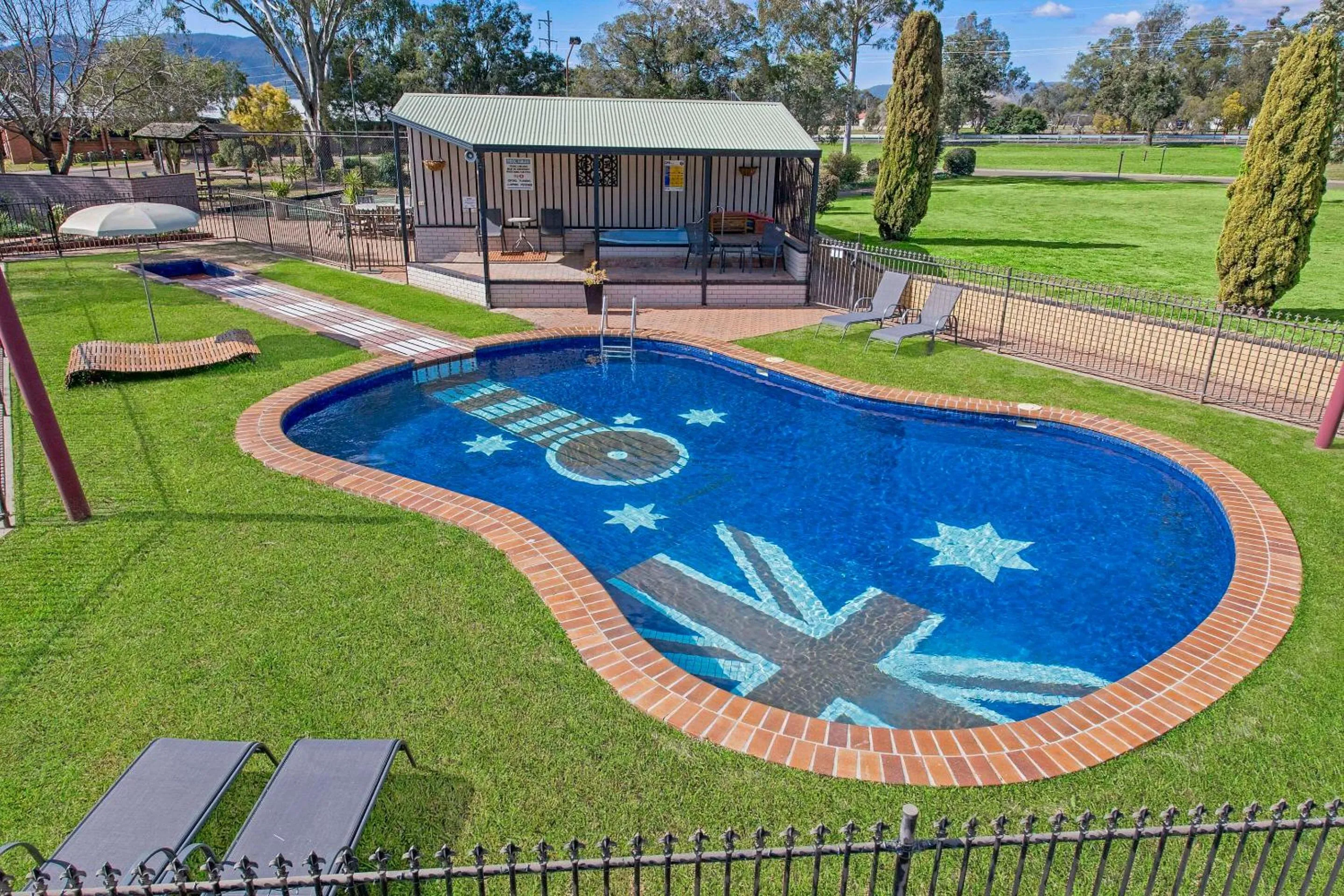 Swimming pool in Econo Lodge Savannah Park Tamworth