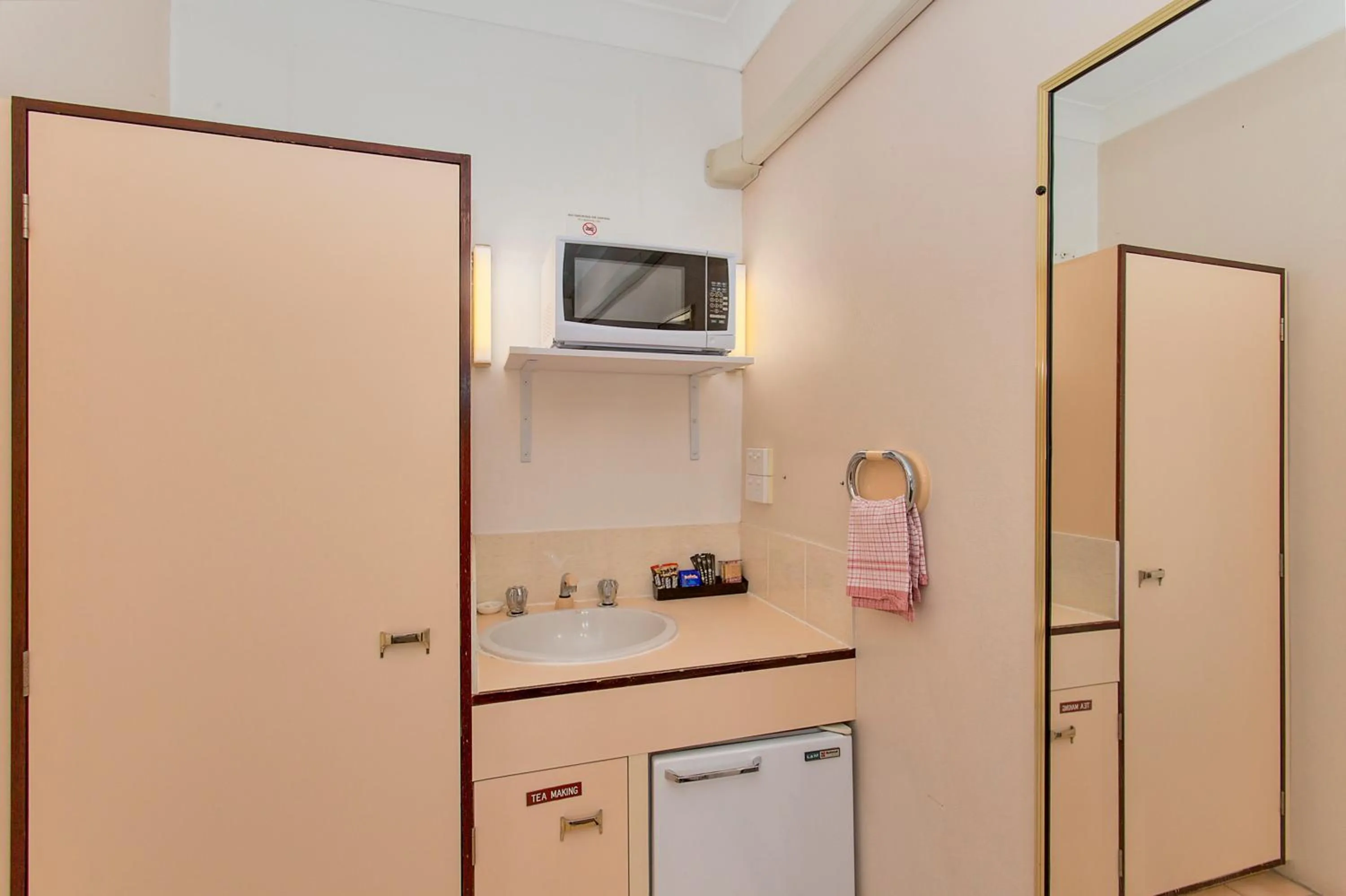 Kitchen or kitchenette in Econo Lodge Savannah Park Tamworth