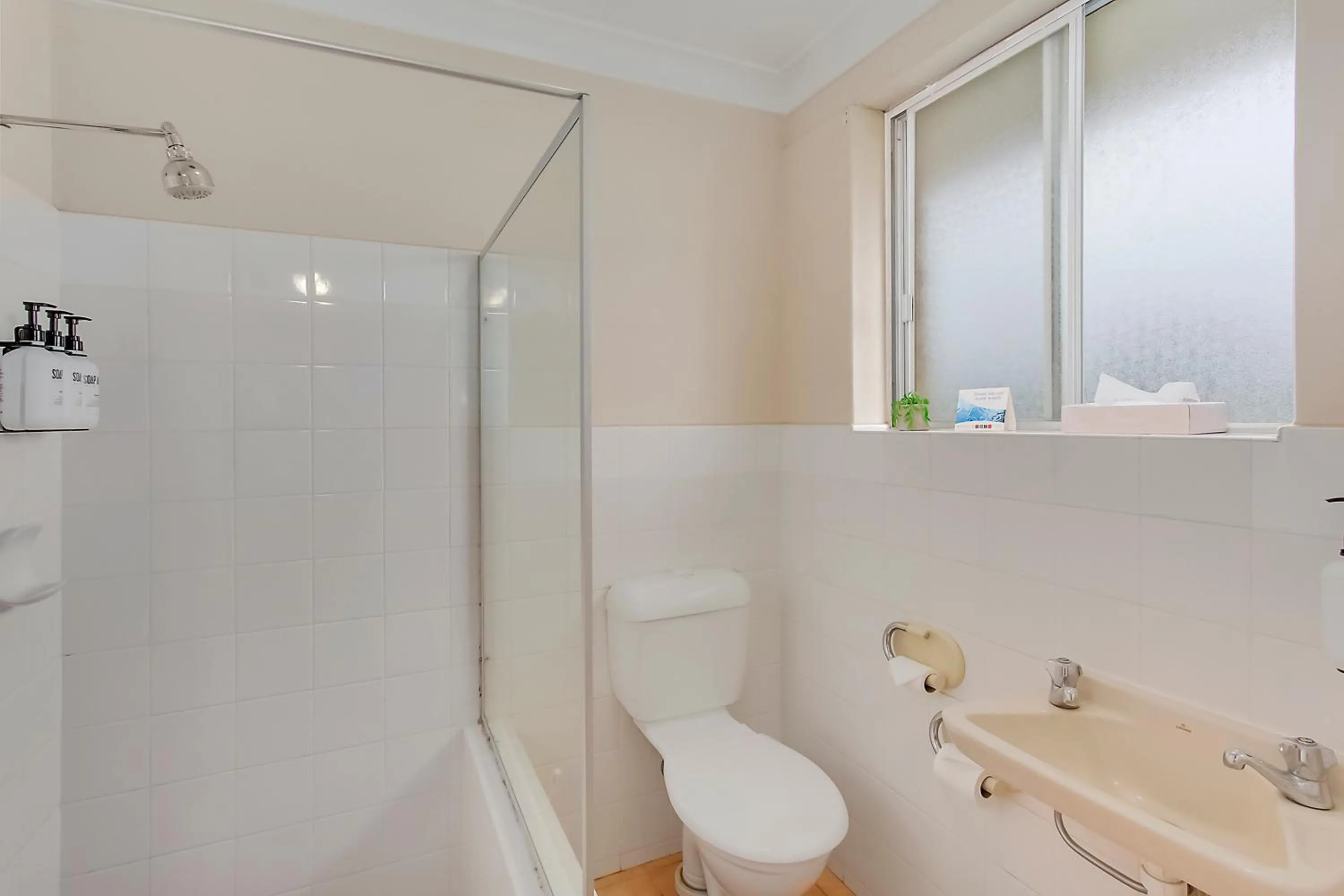 Bathroom in Econo Lodge Savannah Park Tamworth