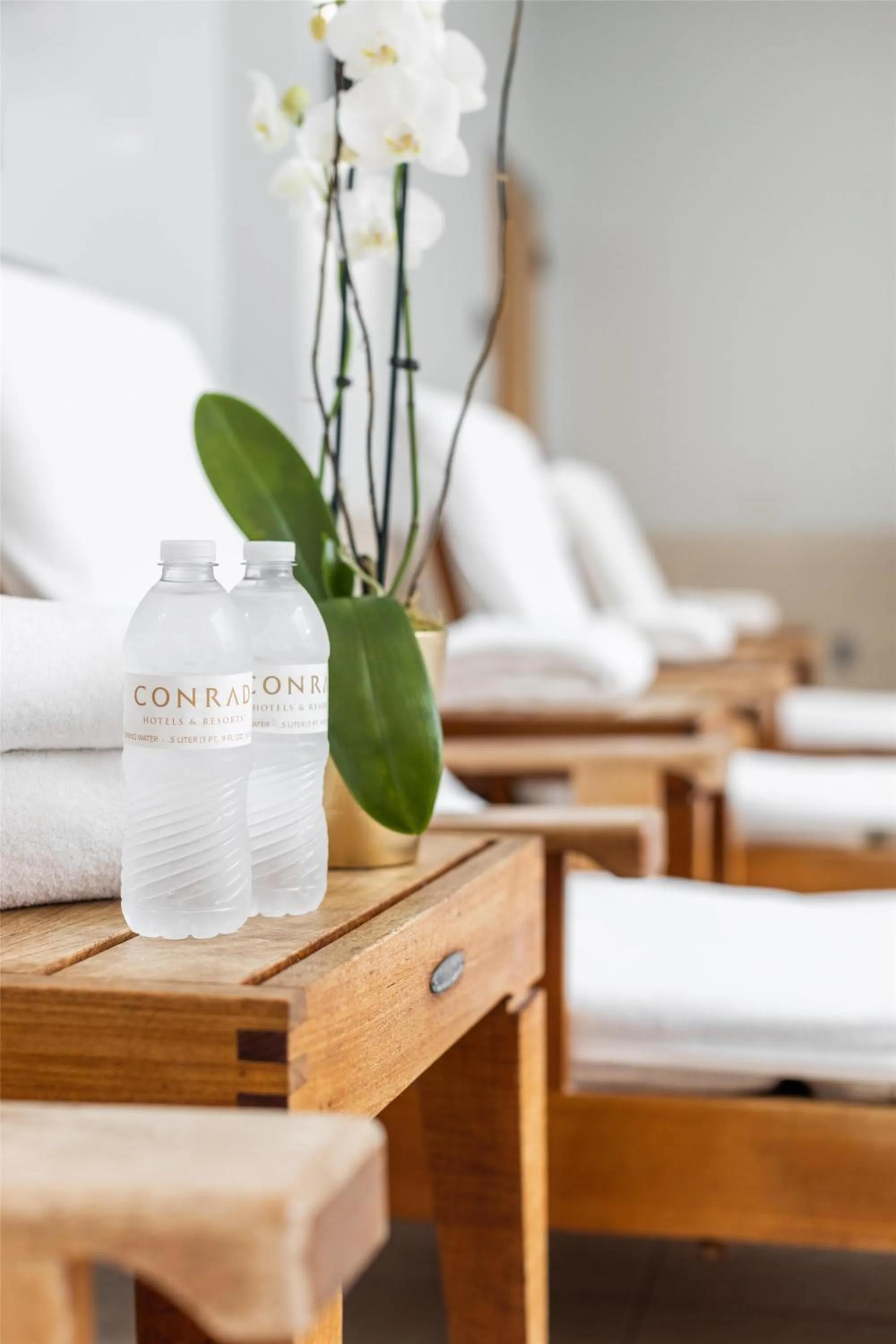 Pool view, Bed in Conrad Indianapolis