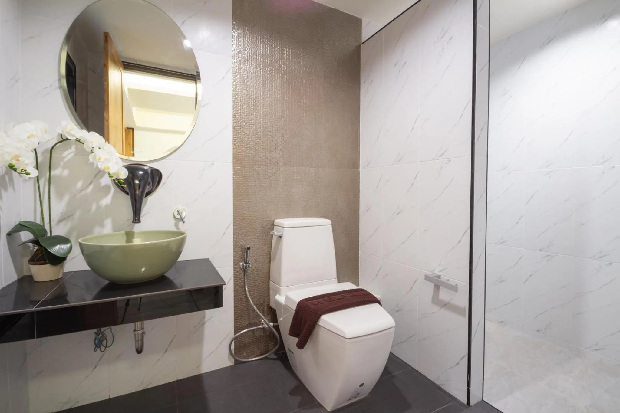 Toilet in Anumat Premium Budget Hotel