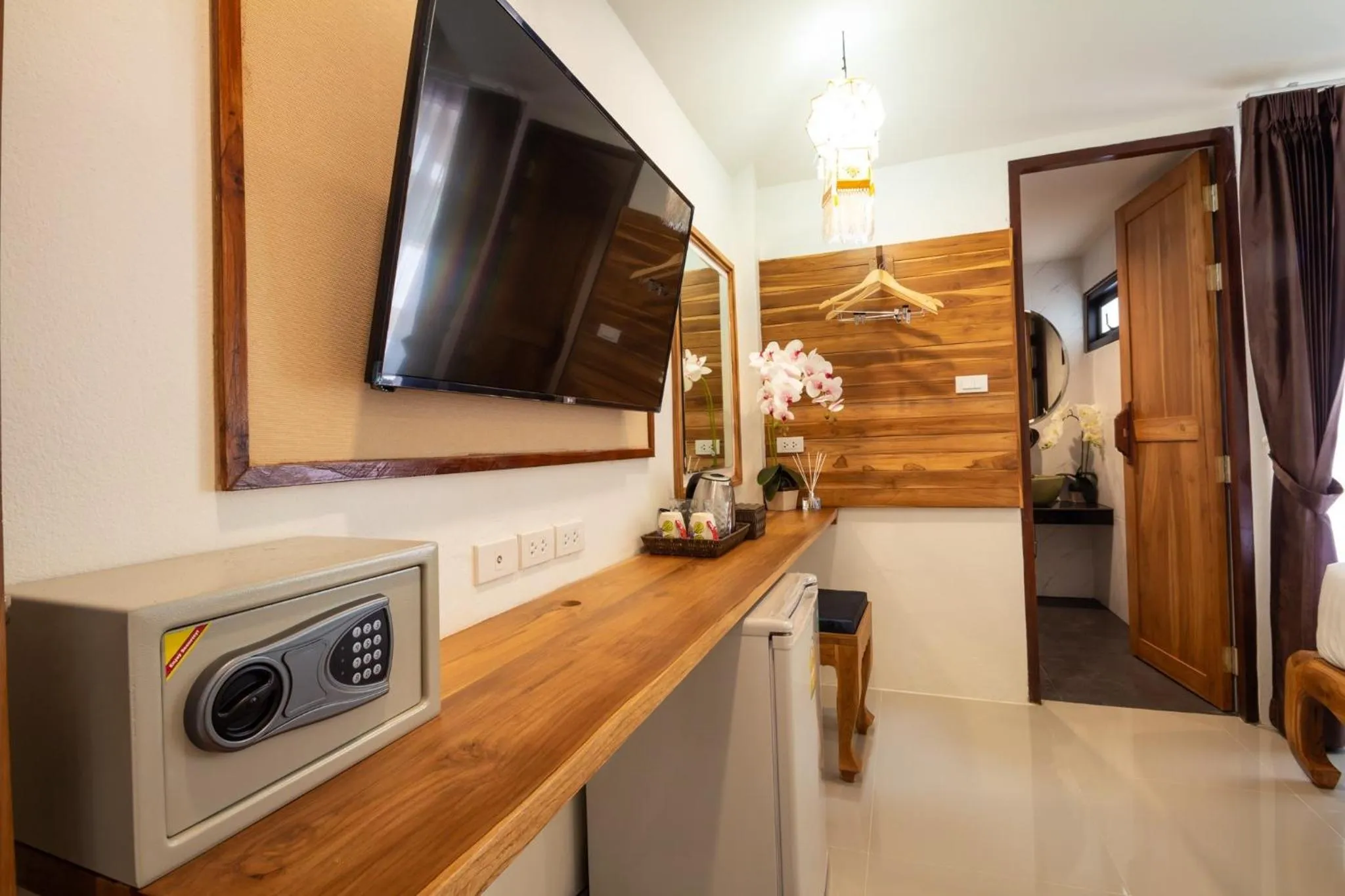 TV and multimedia in Anumat Premium Budget Hotel