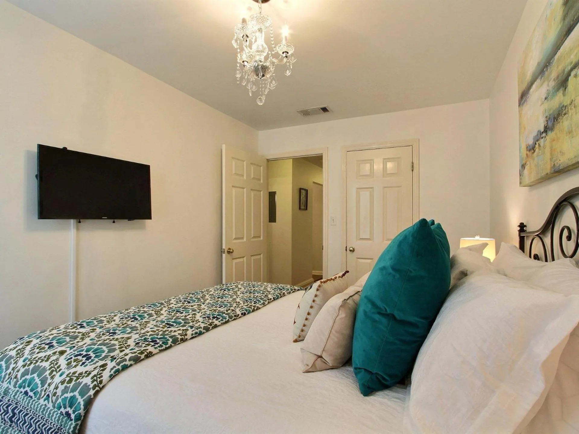 Bed in Fountain View Cottage