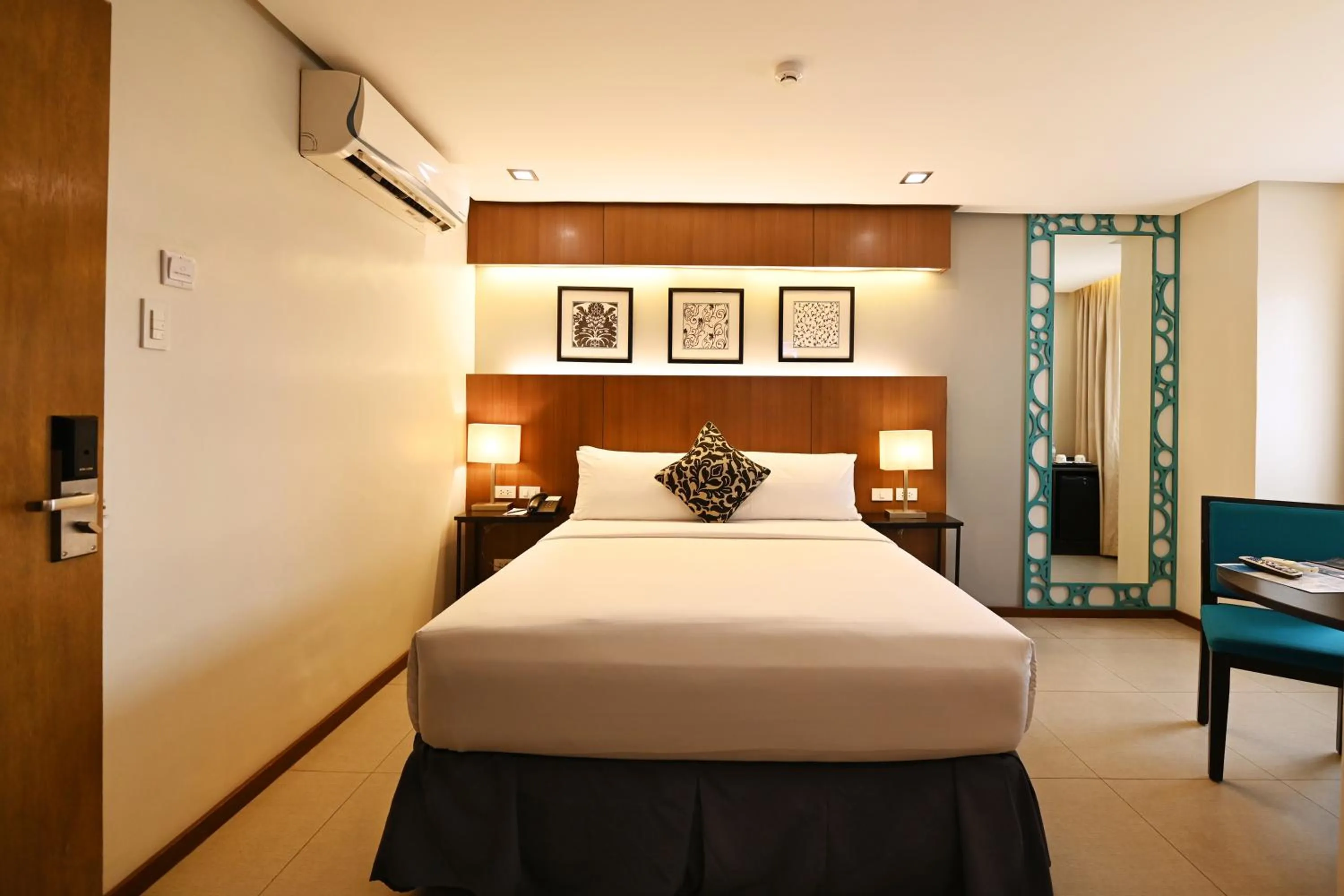 Bedroom, Bed in St Mark Hotel