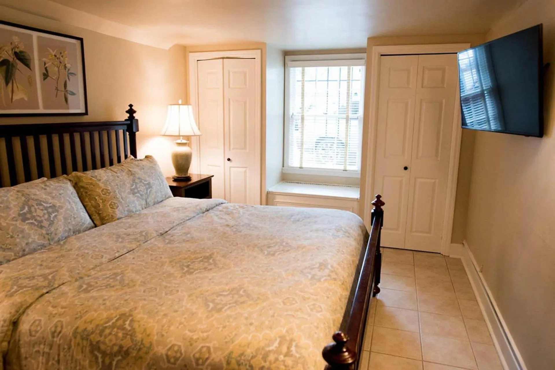 Bed in Orleans Square