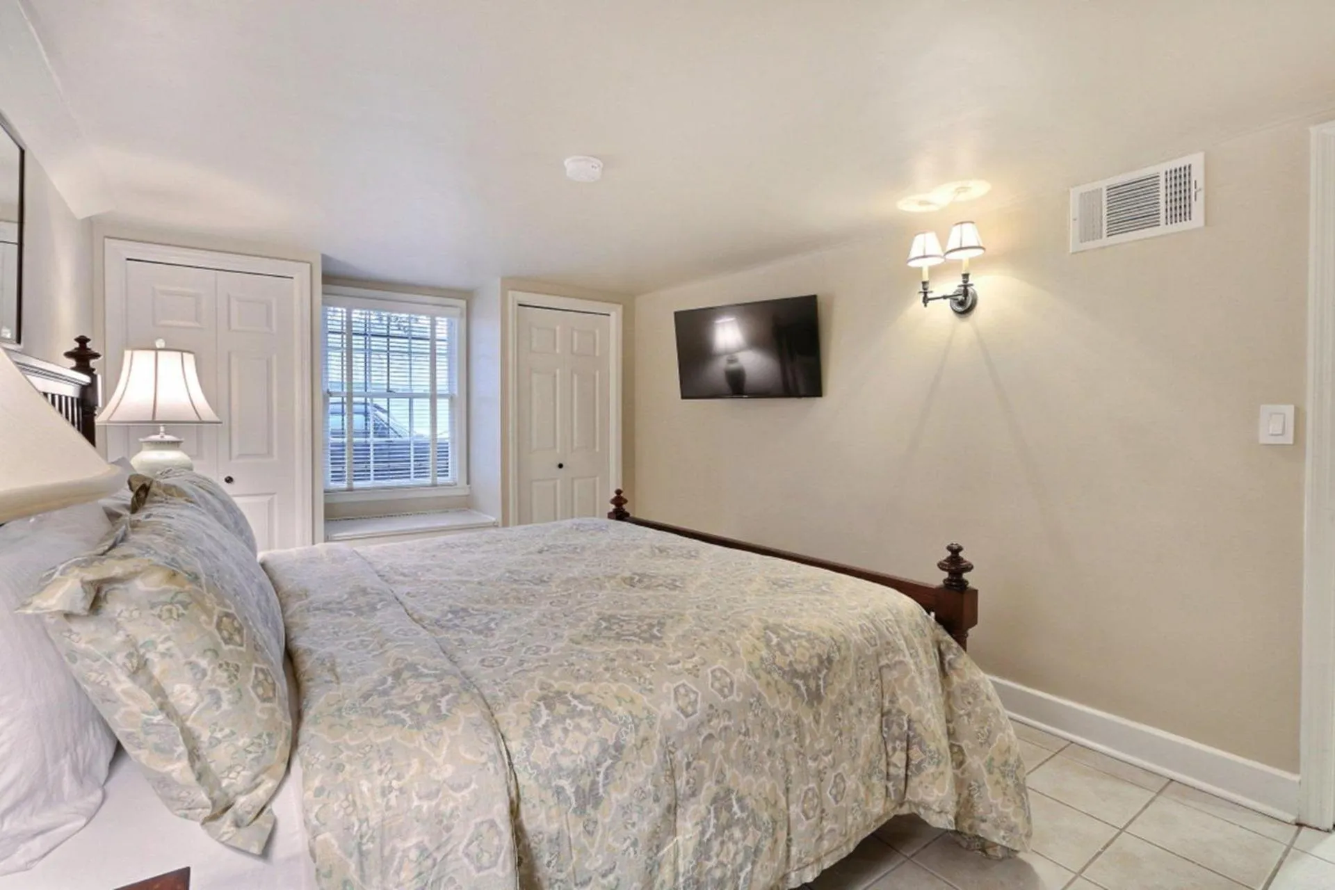 Bed in Orleans Square