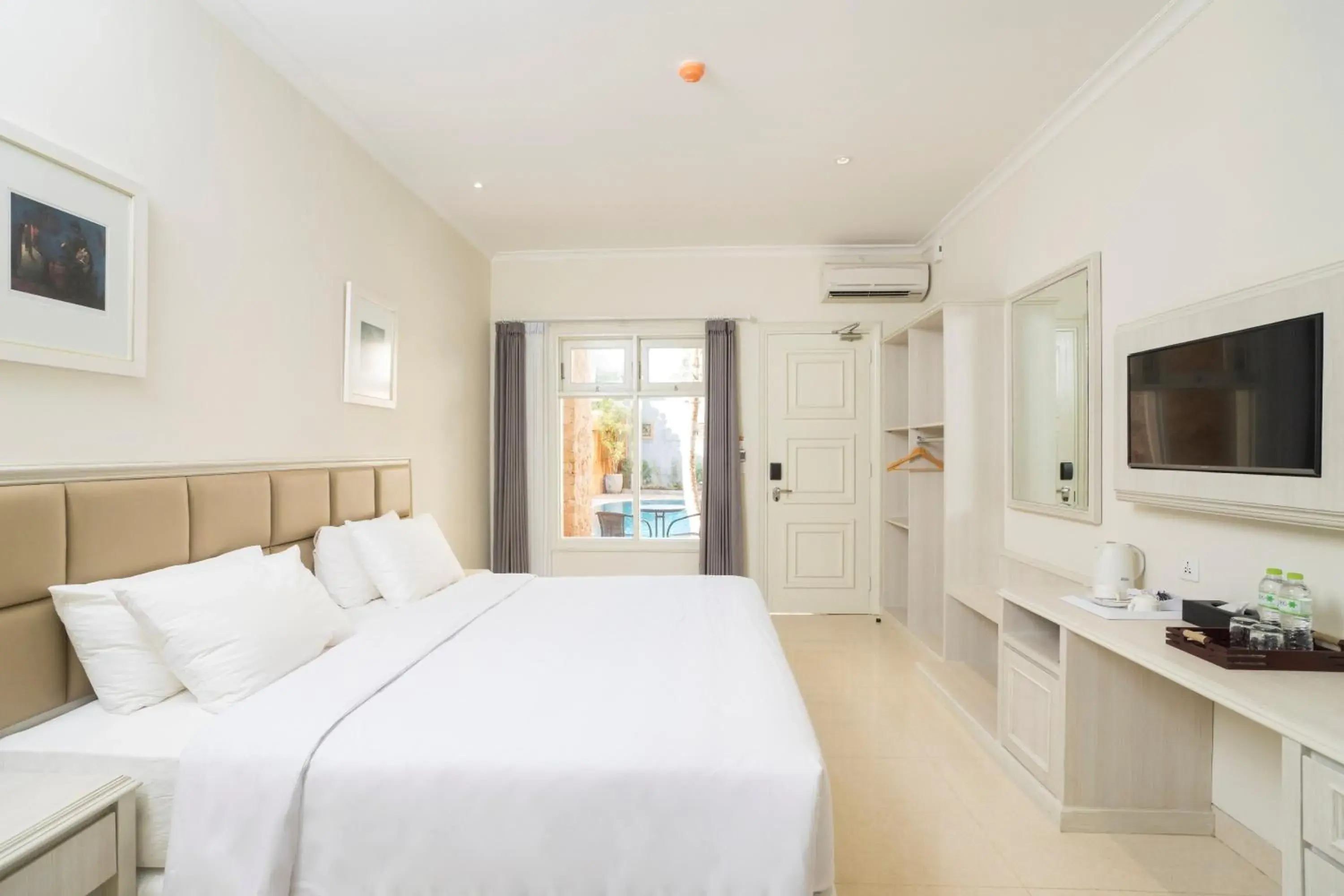 Deluxe Double or Twin Room in Alron Hotel Kuta Powered by Archipelago Deluxe Double or Twin Room in Alron Hotel Kuta Powered by Archipelago