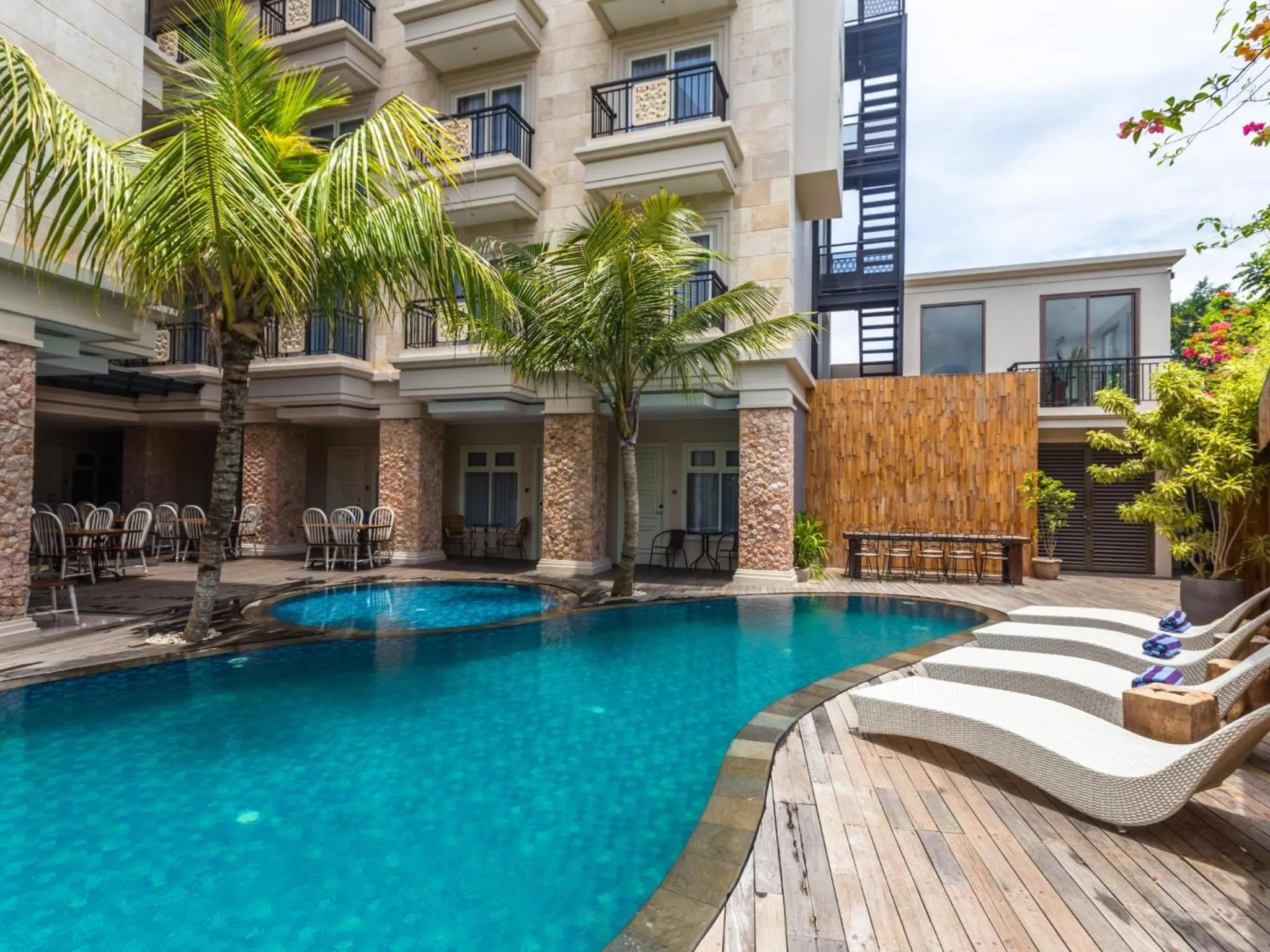 Property building in Alron Hotel Kuta Powered by Archipelago