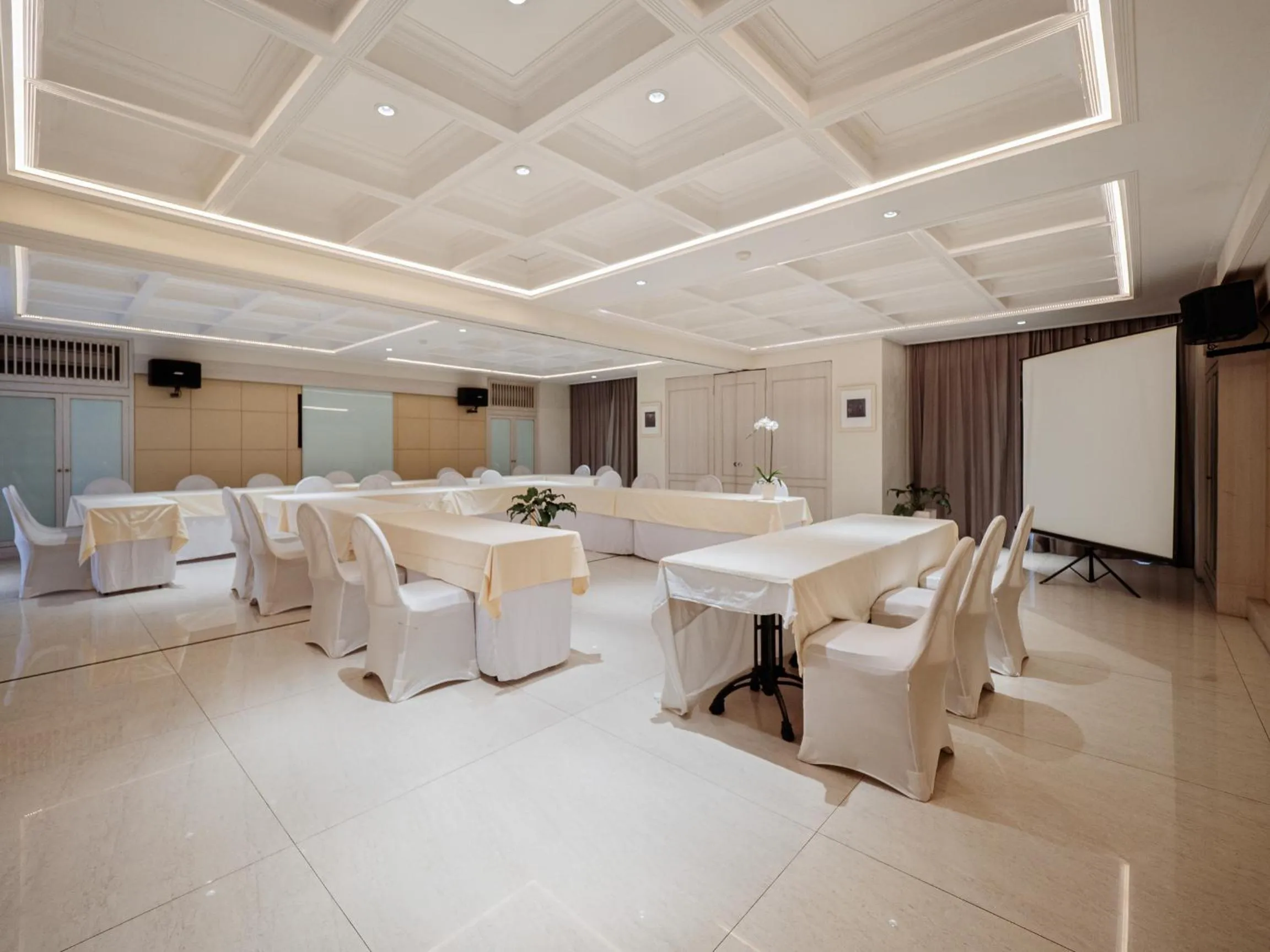 Living room in Alron Hotel Kuta Powered by Archipelago