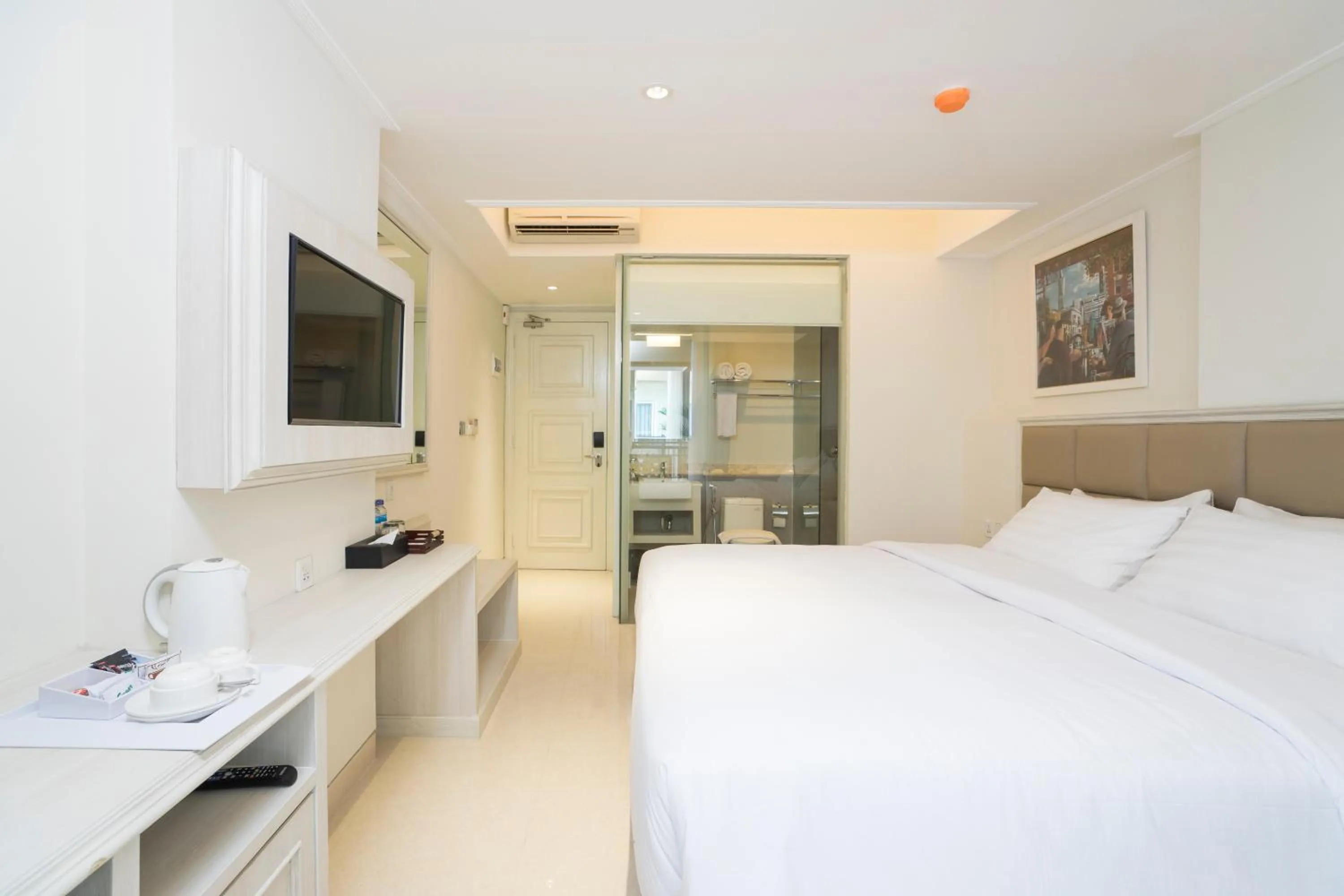 Shower, Bed in Alron Hotel Kuta Powered by Archipelago