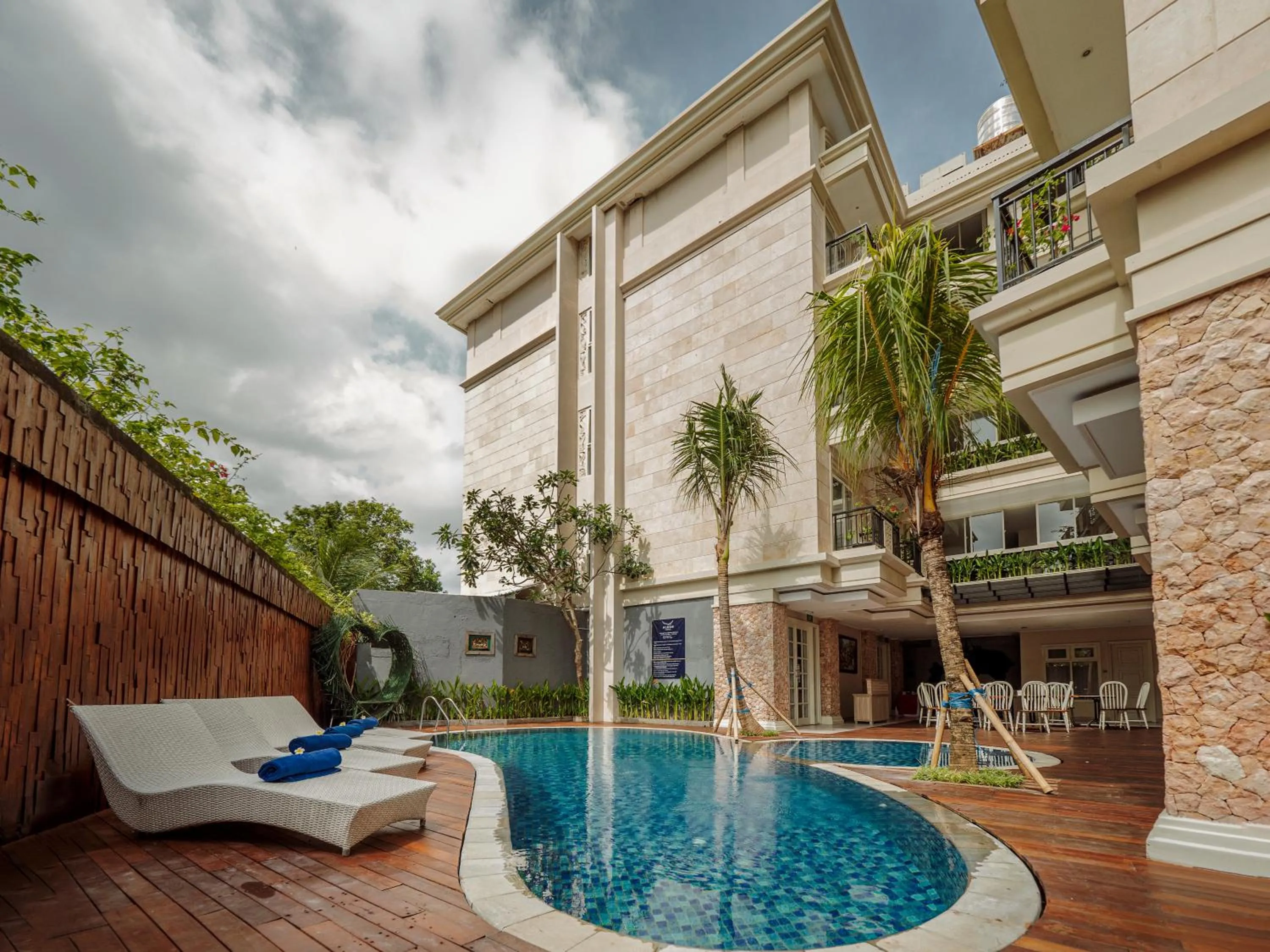 Property building in Alron Hotel Kuta Powered by Archipelago