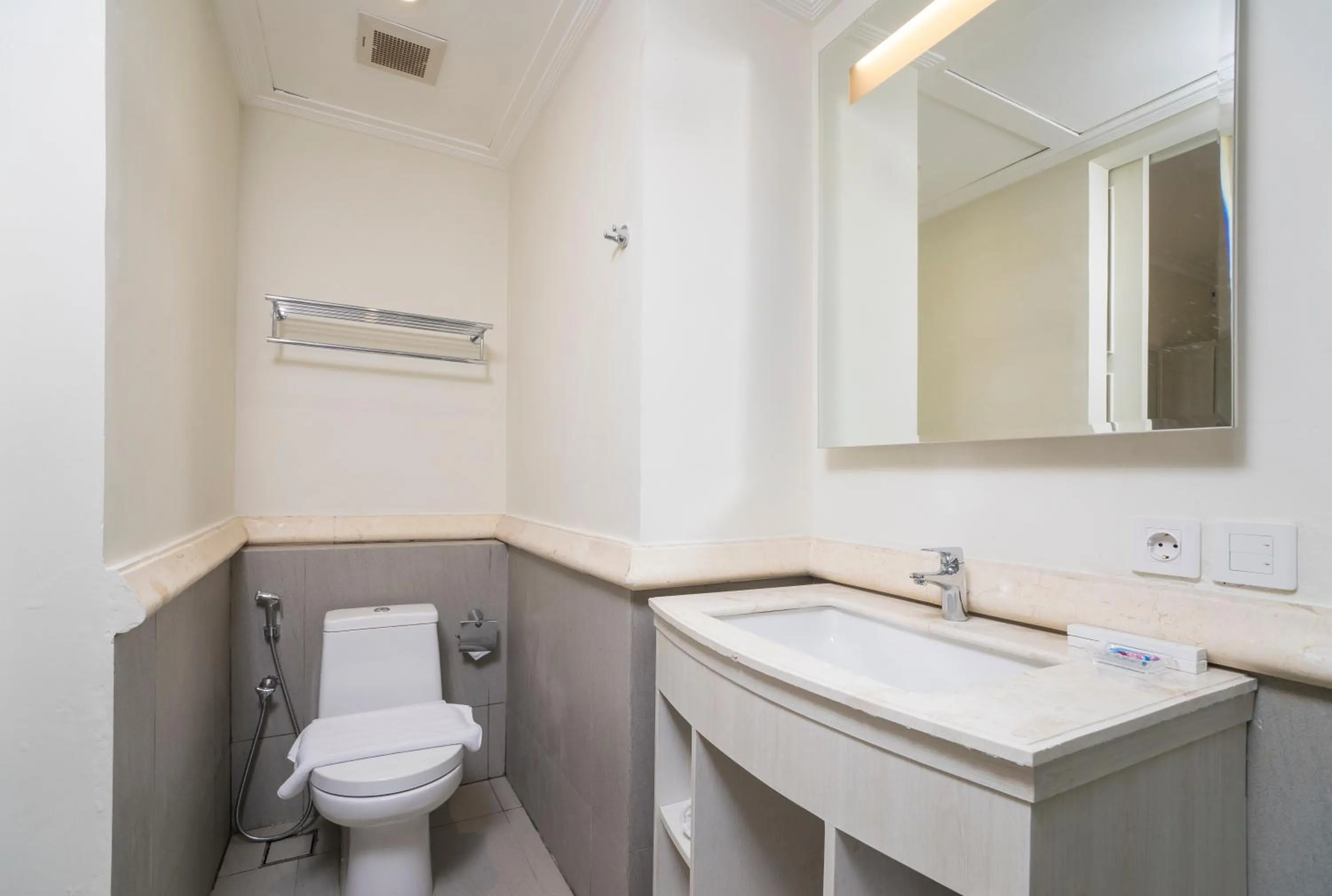 Bathroom in Alron Hotel Kuta Powered by Archipelago