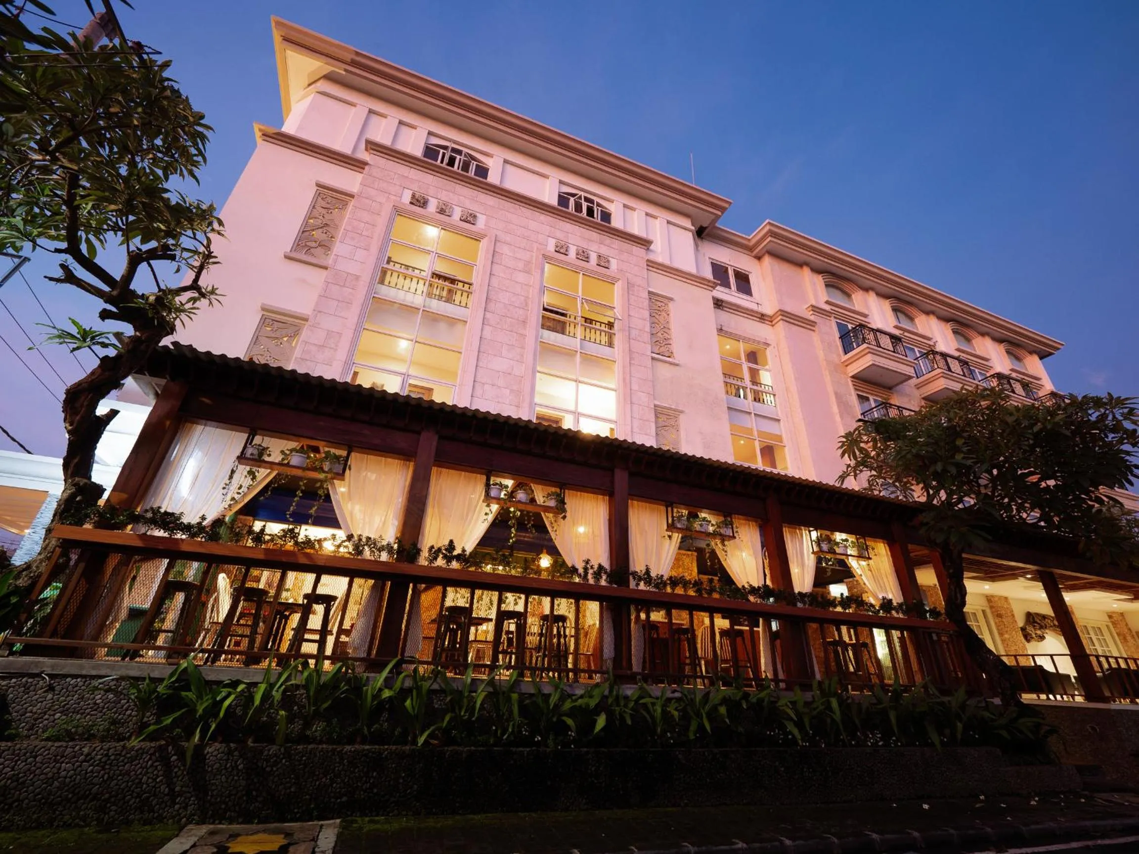 Property building in Alron Hotel Kuta Powered by Archipelago