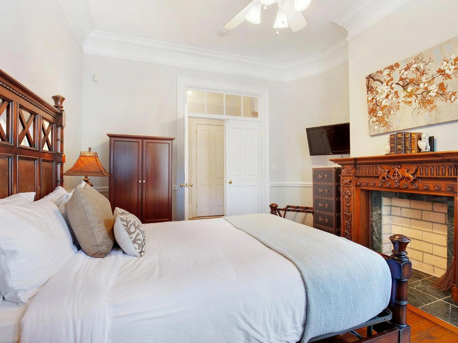 Bed in Whitfield Square