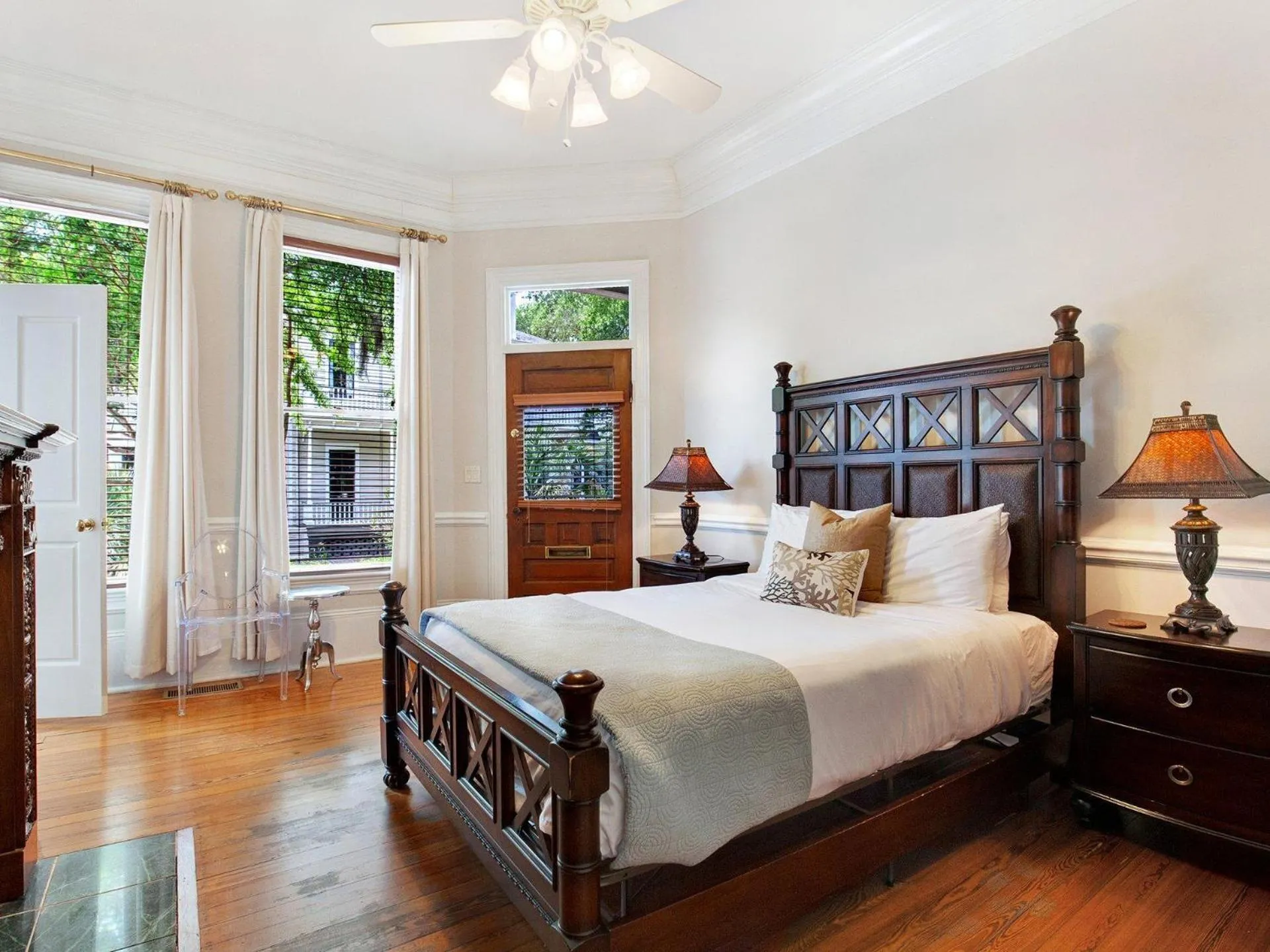 Bed in Whitfield Square