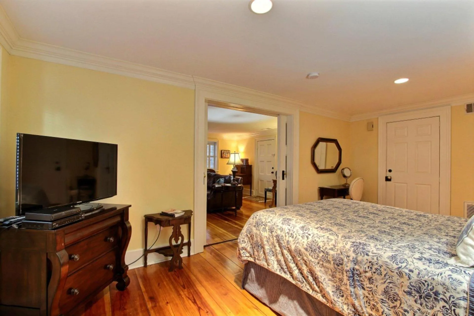 Bed in Bird Baldwin Magnolia Suite