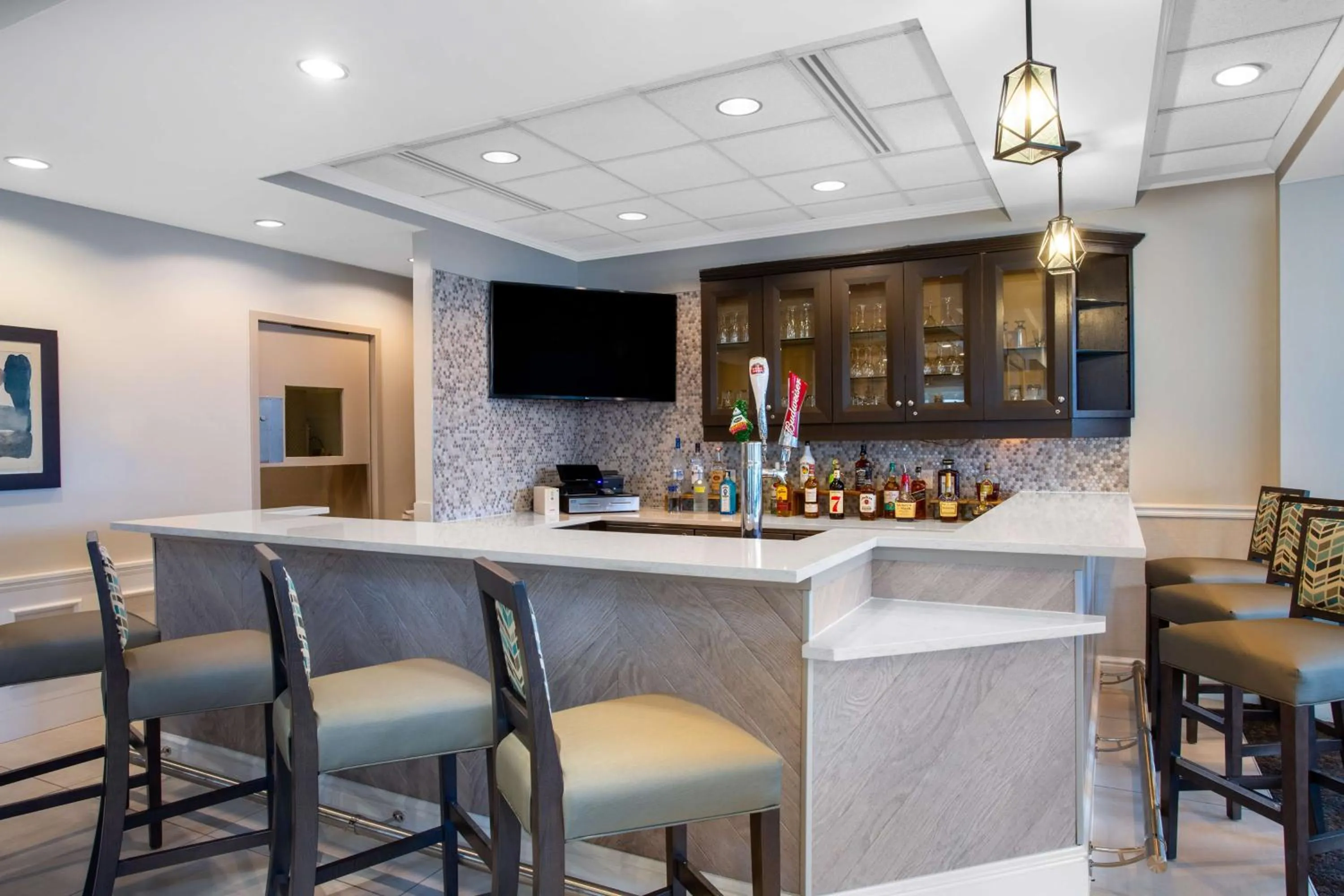 Lounge or bar in Hilton Garden Inn Islip/MacArthur Airport