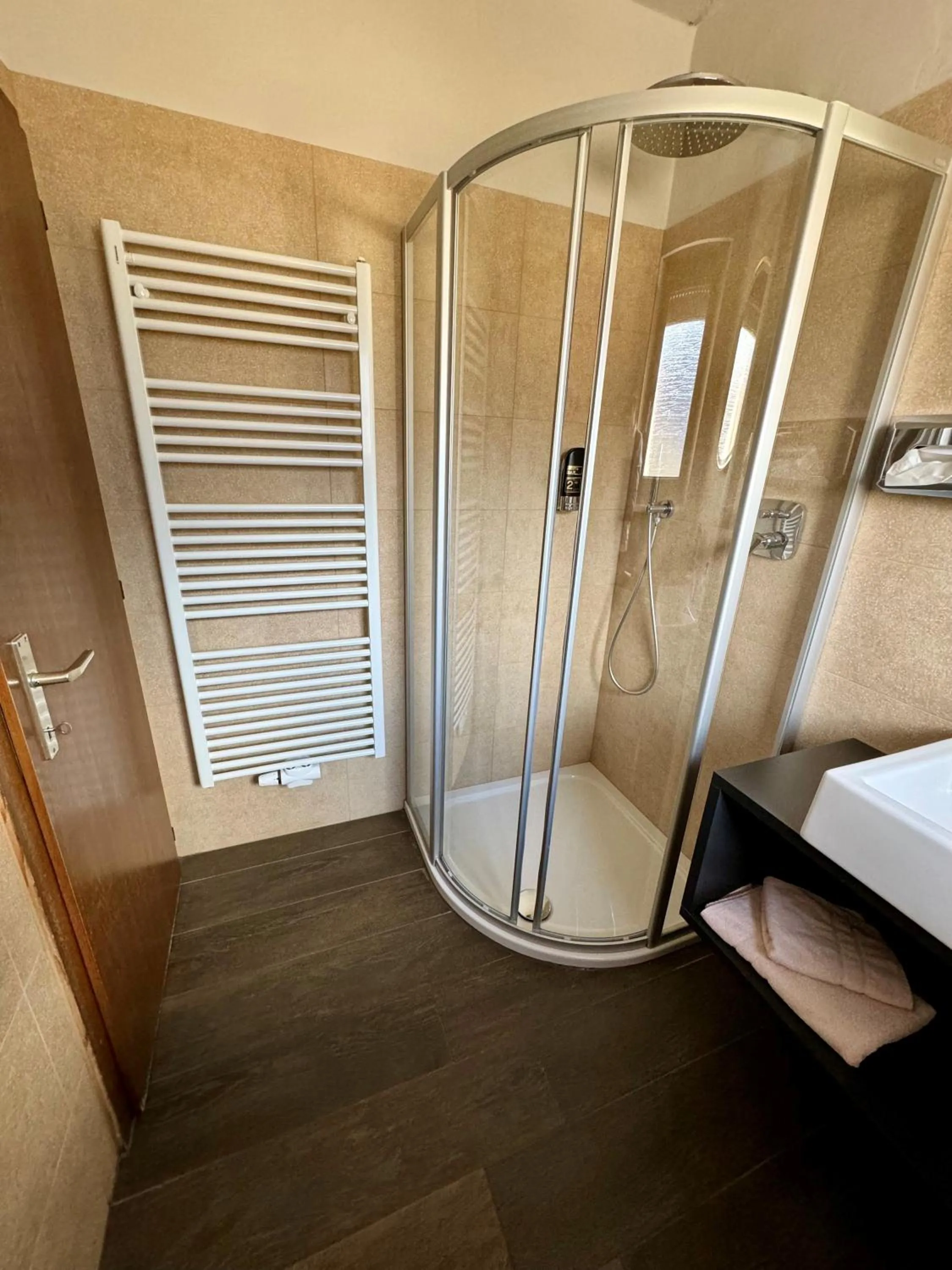 Shower, Bed in Hotel Residence MaVie