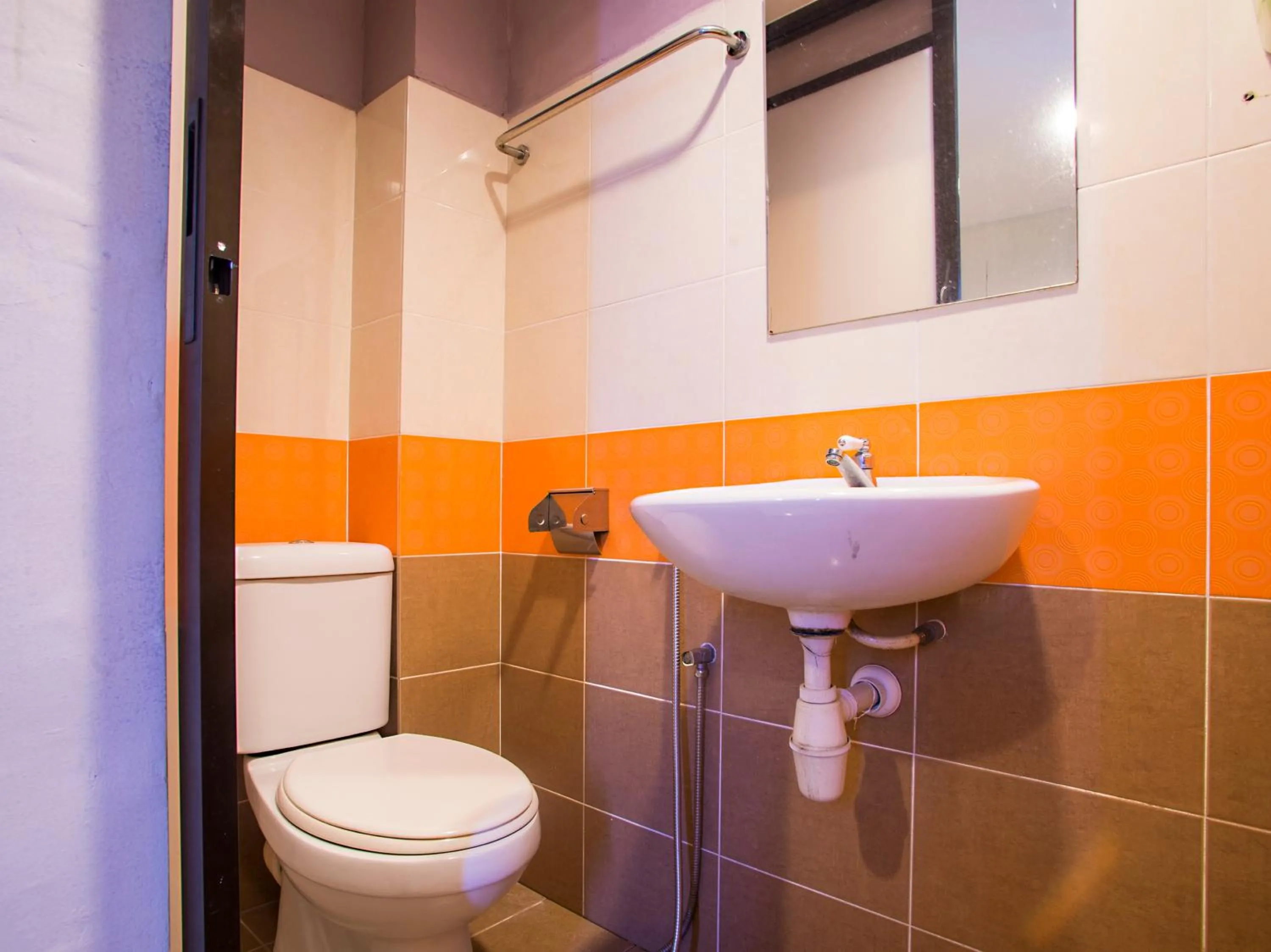 Bathroom in OYO 43961 Kk Hotel Kajang