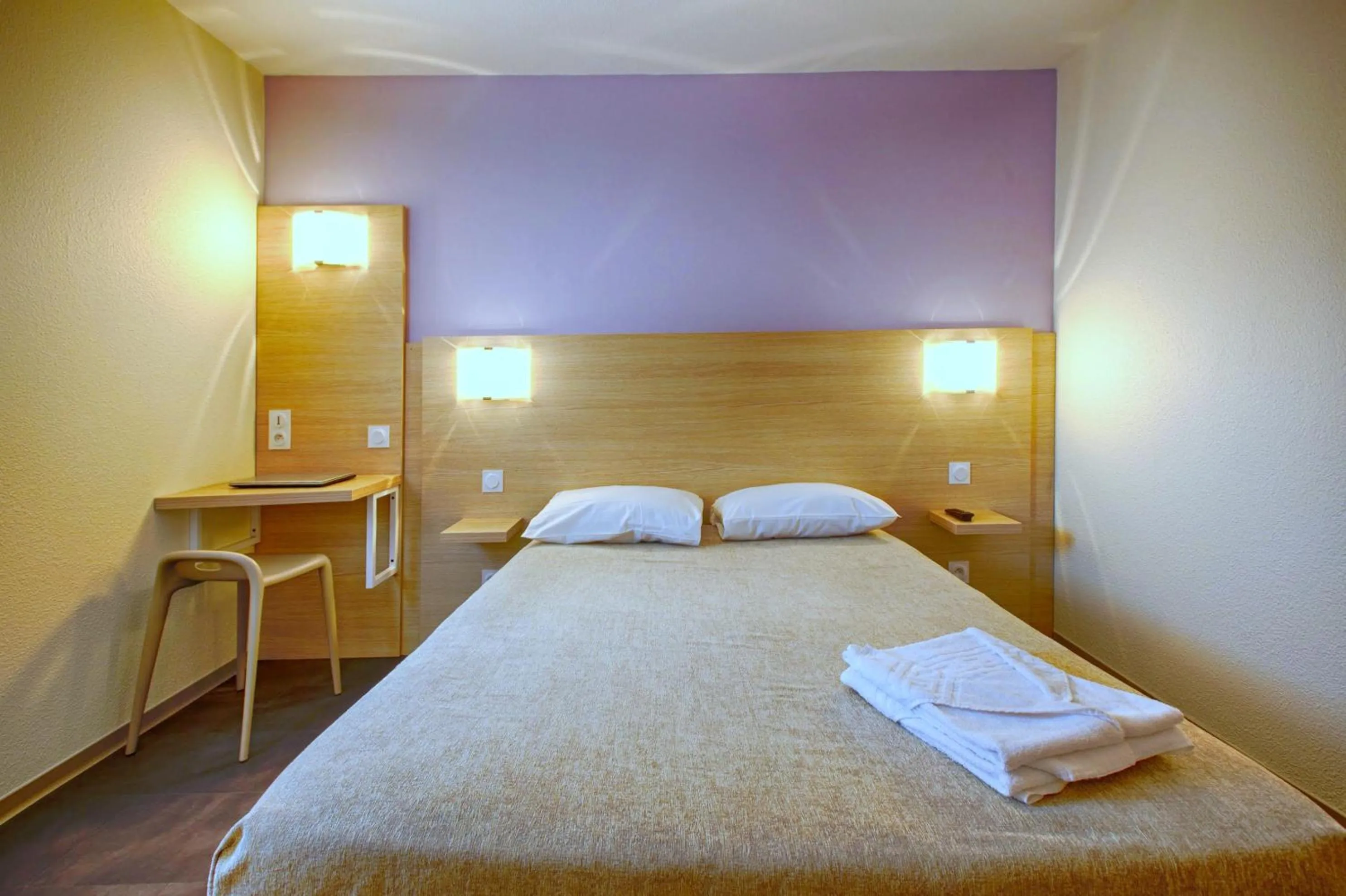 Bedroom, Bed in Hôtel Formules Club