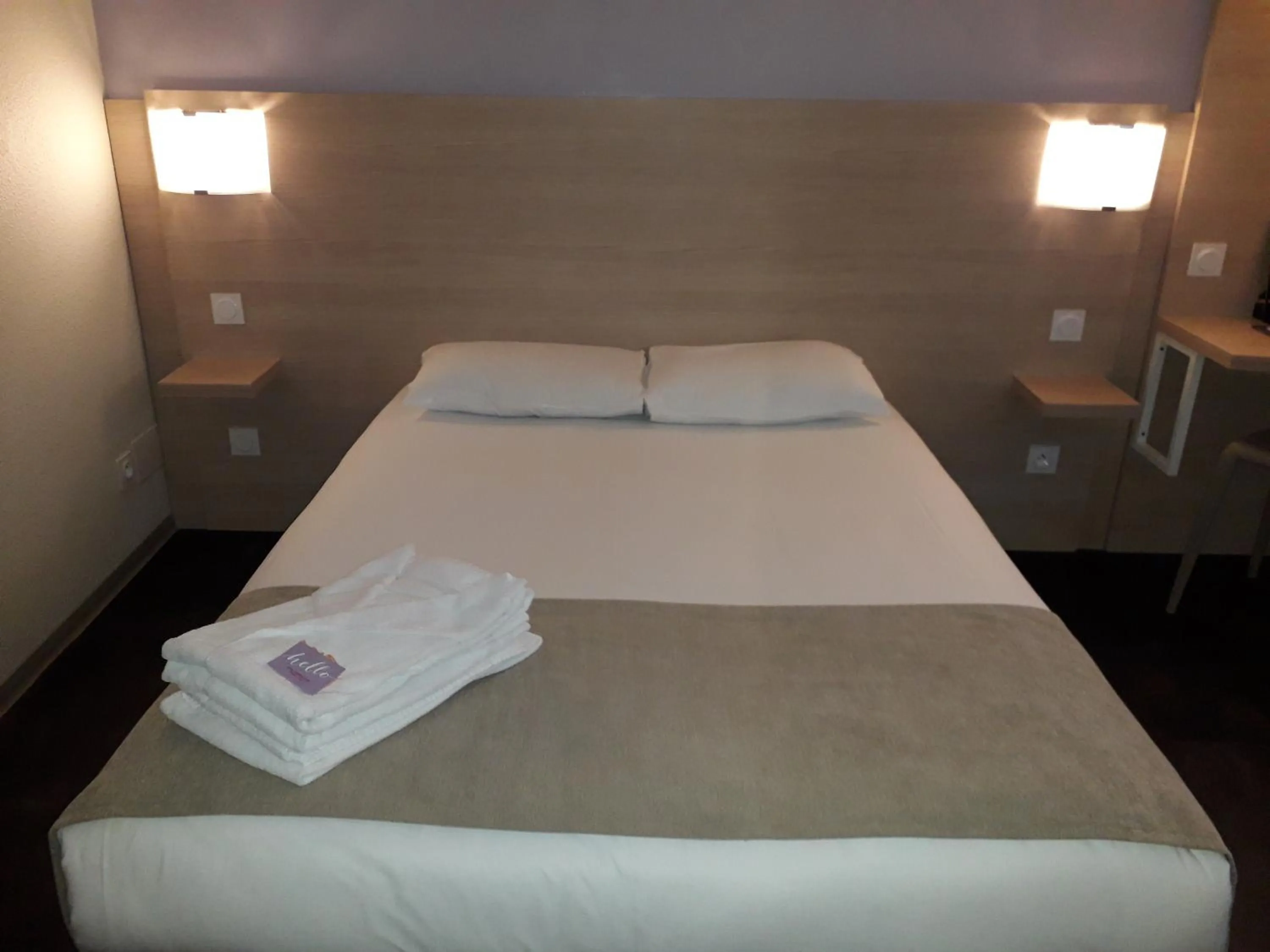 Photo of the whole room, Bed in Hôtel Formules Club