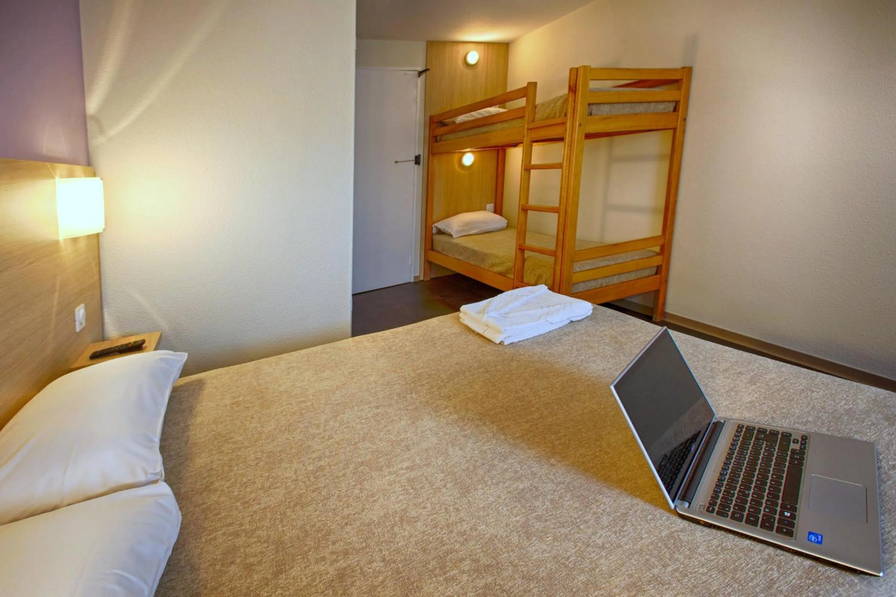 Bedroom, Bed in Hôtel Formules Club