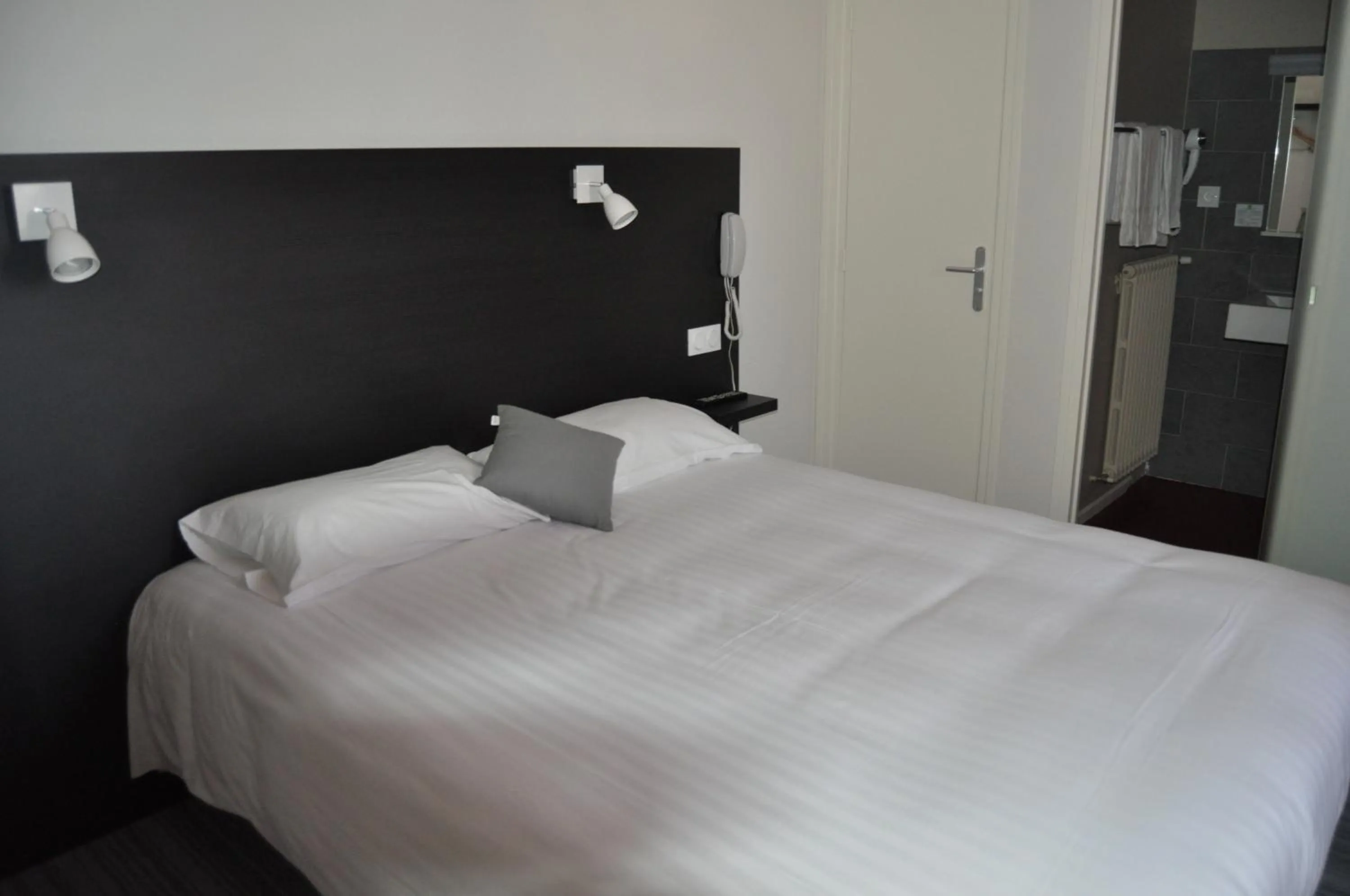 Photo of the whole room, Bed in Hôtel Le Loft