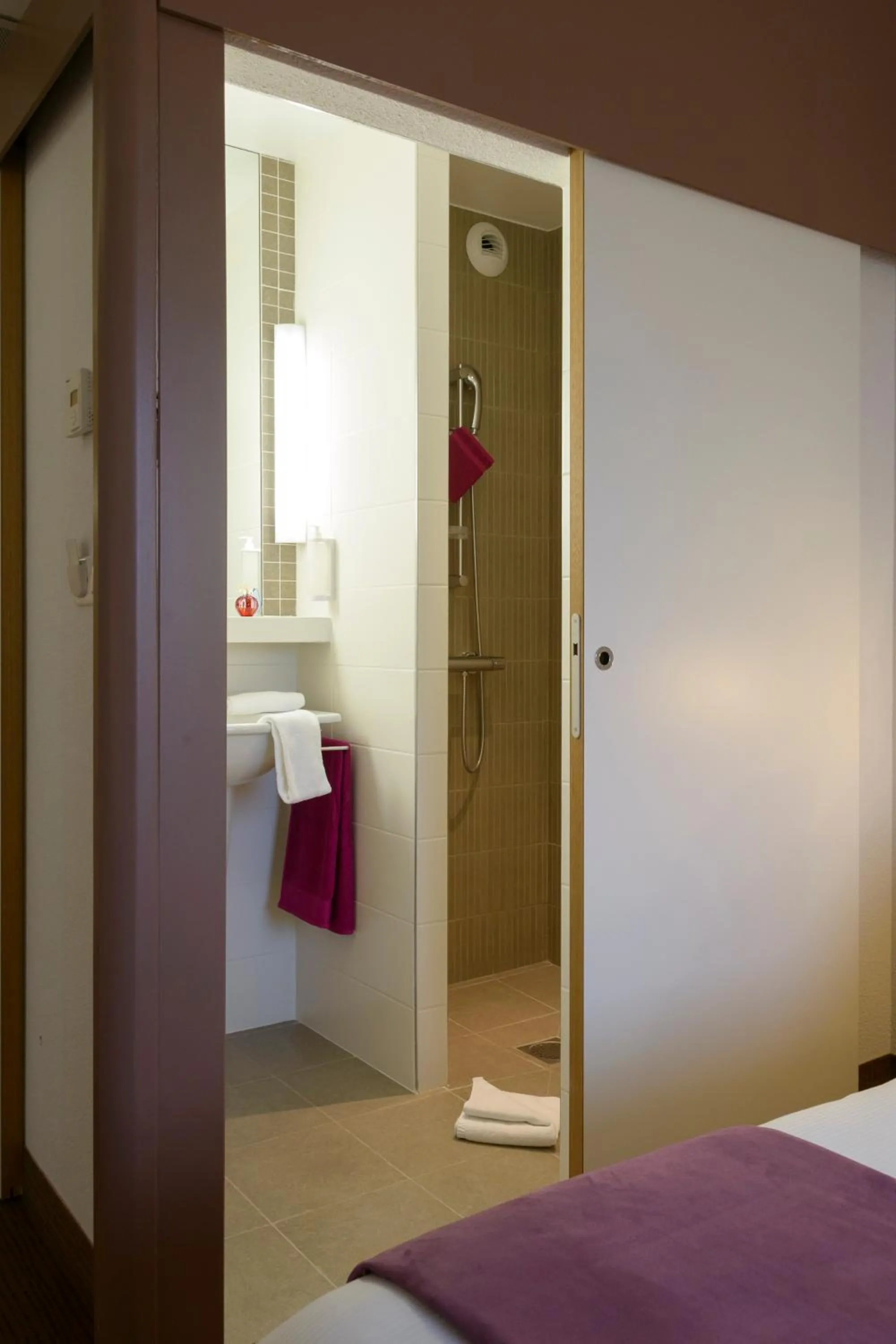 Bathroom, Bed in Brit Hotel Reims Croix Blandin