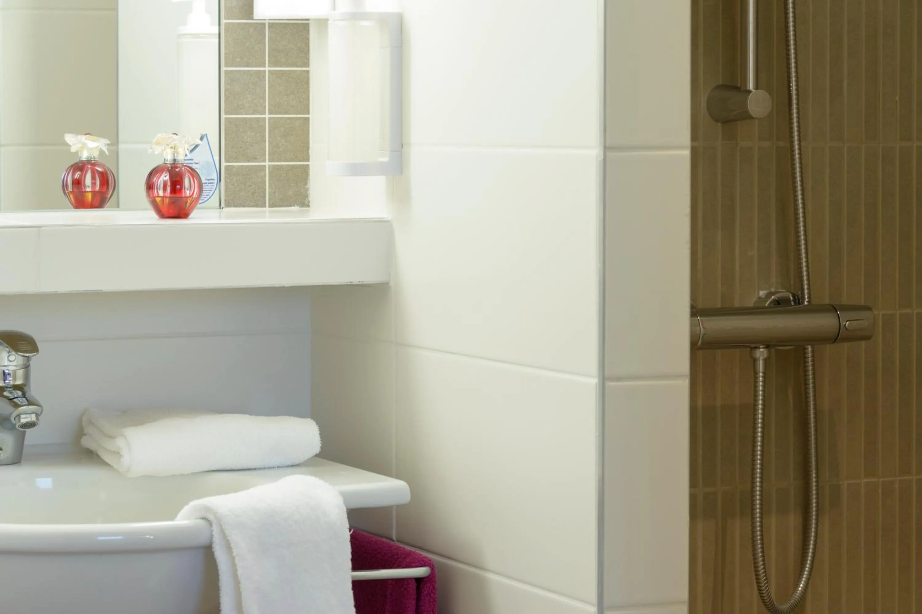 Bathroom in Brit Hotel Reims Croix Blandin