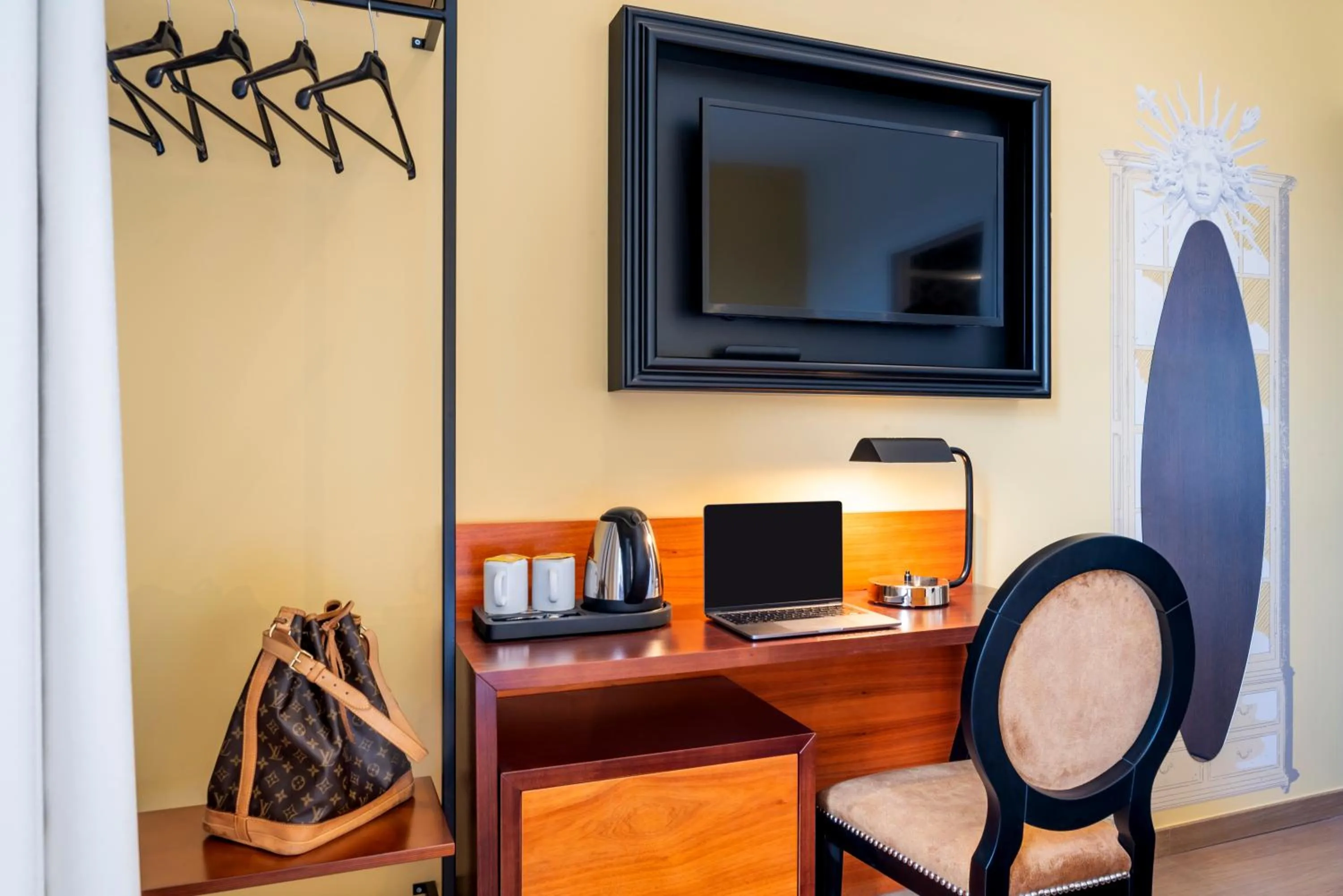 Communal lounge/ TV room in Hotel des Lys