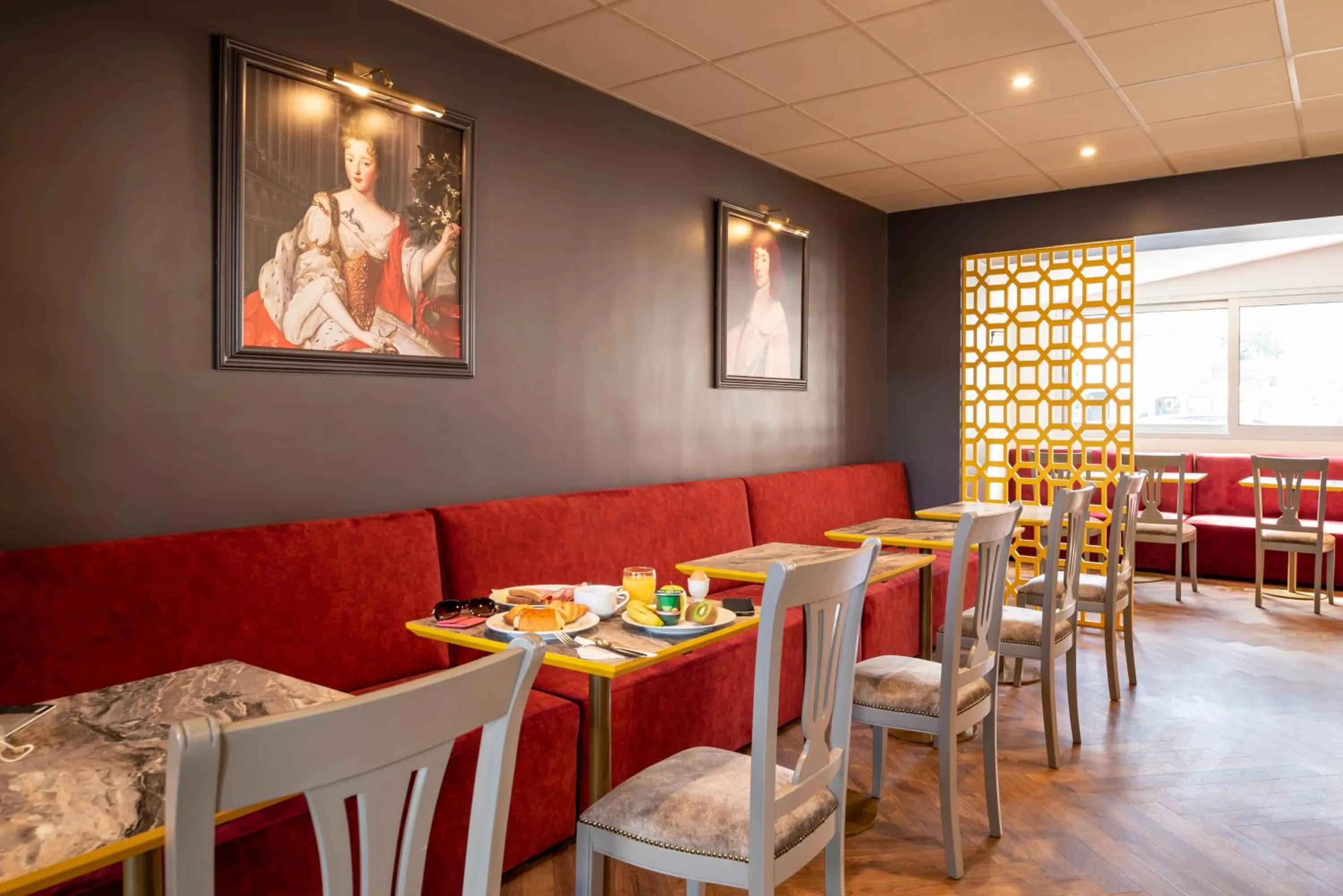 Restaurant/places to eat in Hotel des Lys