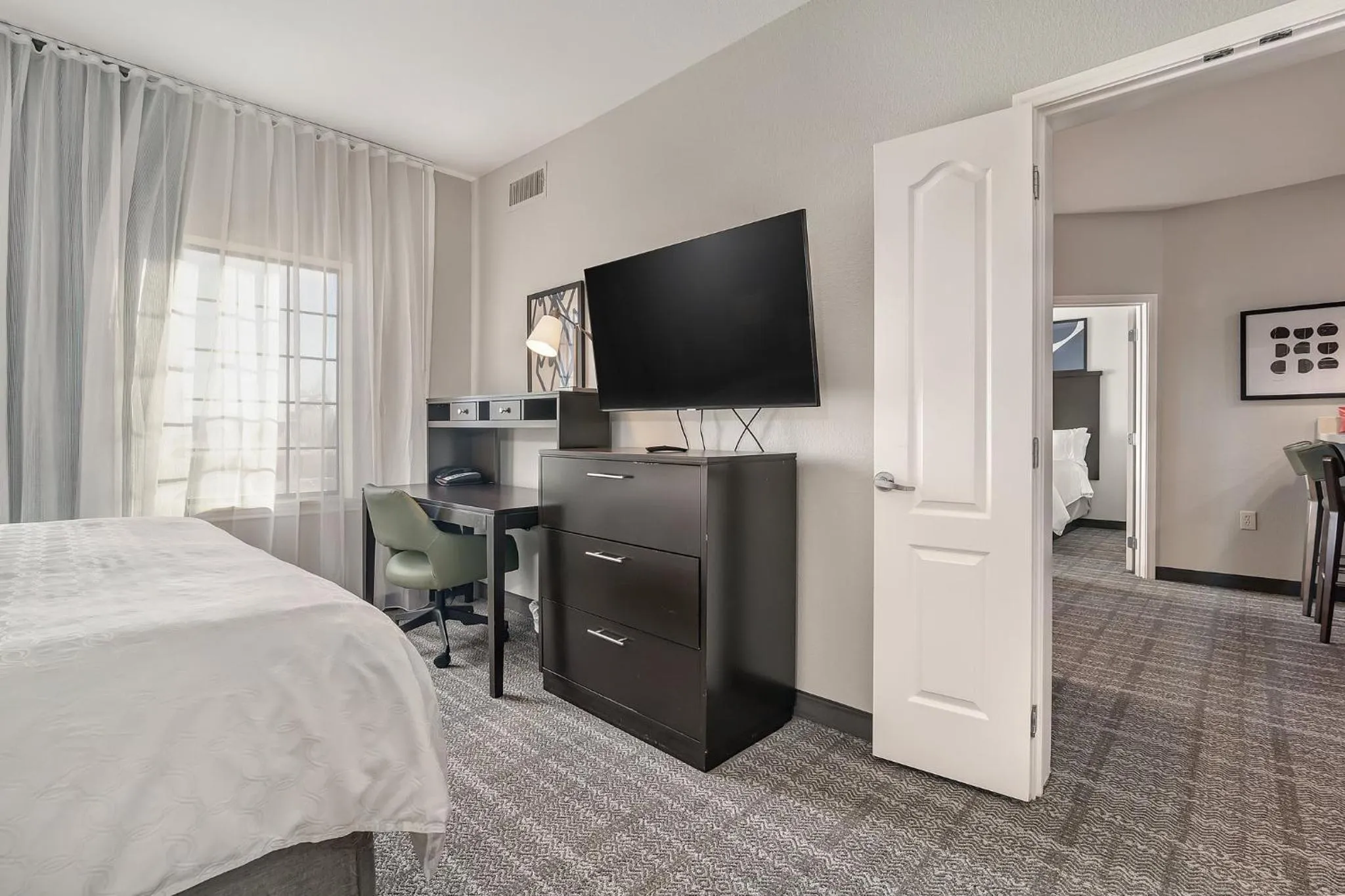 Photo of the whole room, Bed in Staybridge Suites Longview by IHG