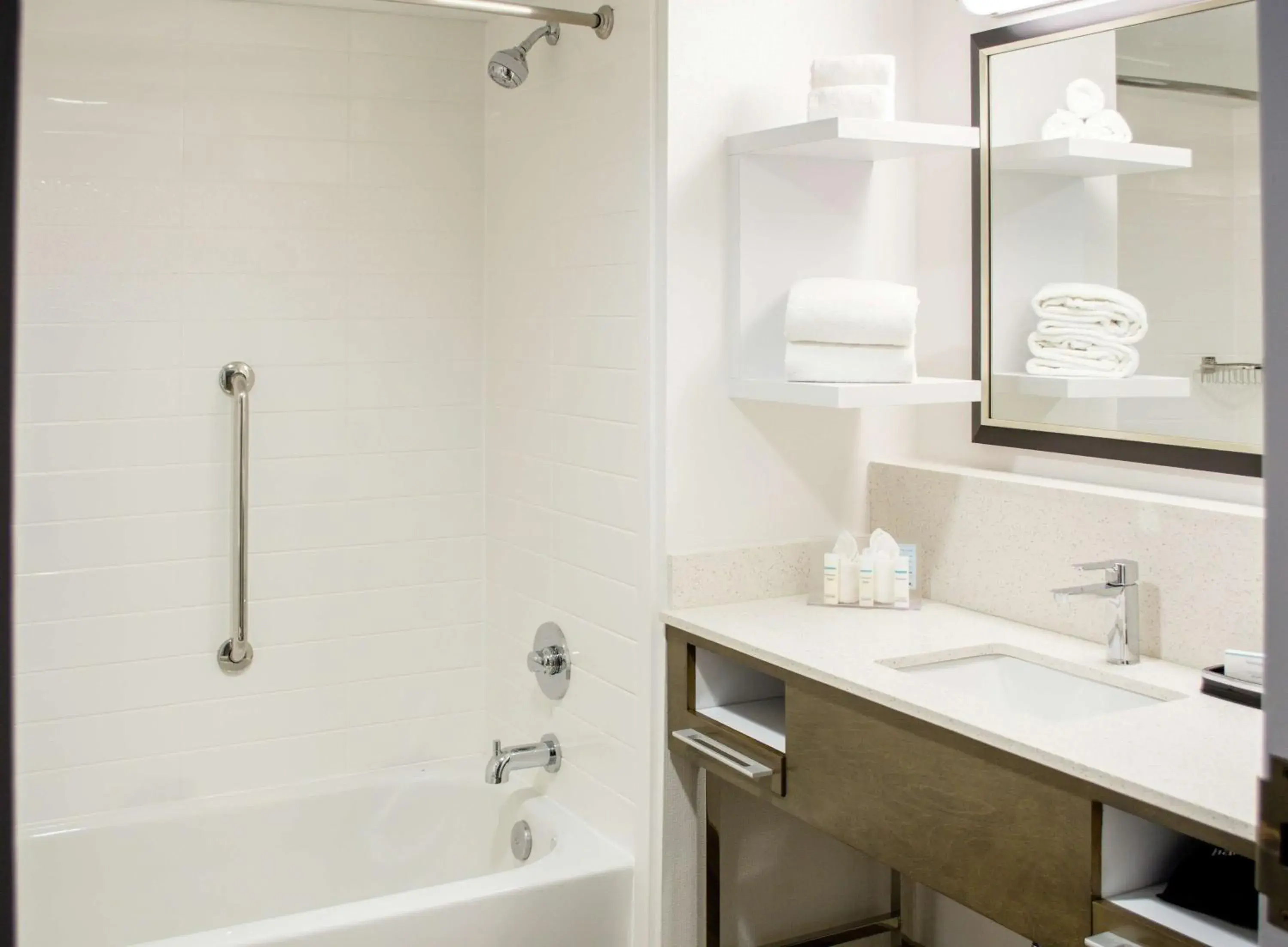 King Room with Accessible Tub - Mobility and Hearing Access/Non-Smoking in Hampton Inn Houston I-10 West-Energy Corridor King Room with Accessible Tub - Mobility and Hearing Access/Non-Smoking in Hampton Inn Houston I-10 West-Energy Corridor