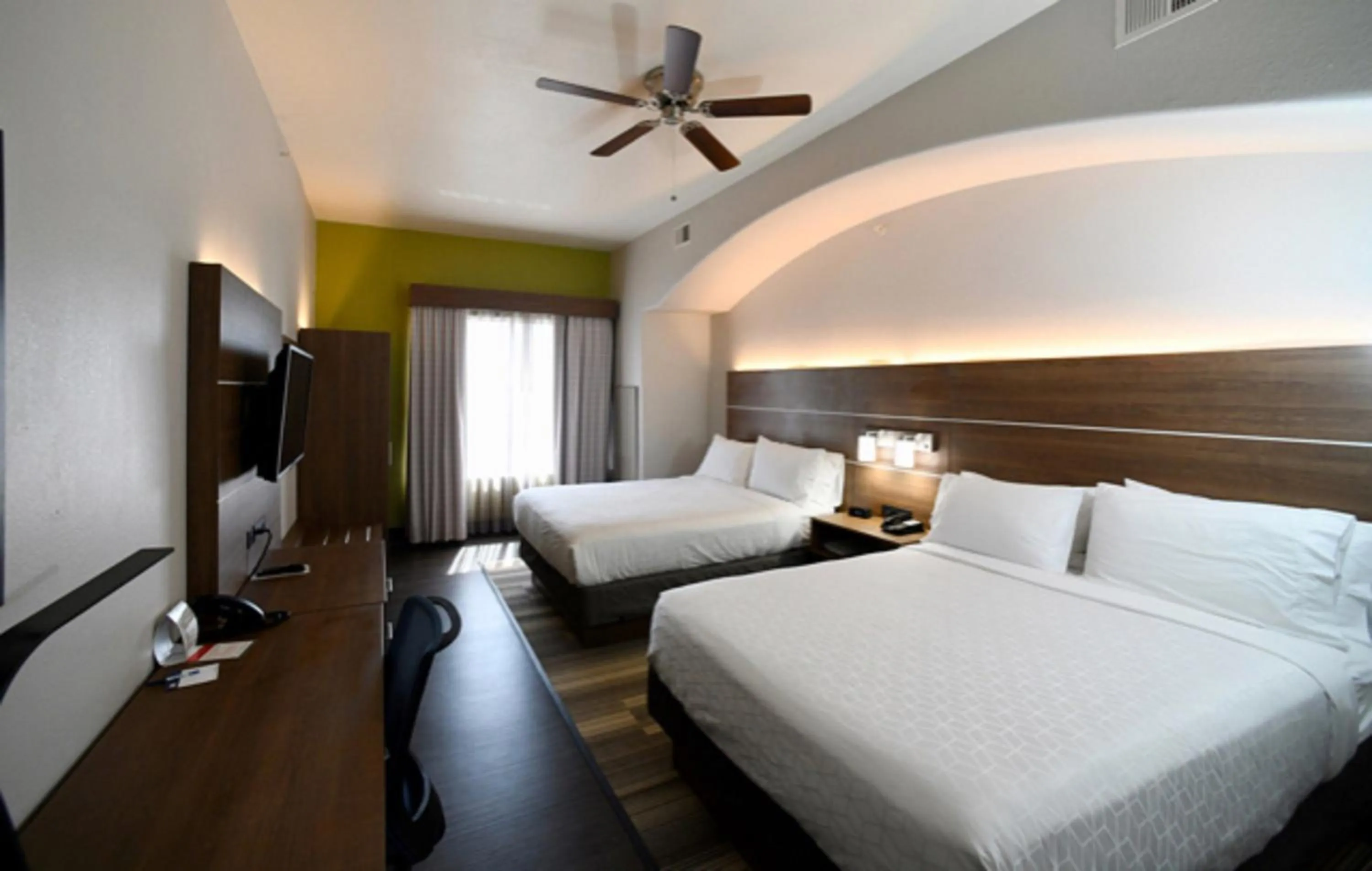 Photo of the whole room, Bed in Holiday Inn Express Seguin by IHG