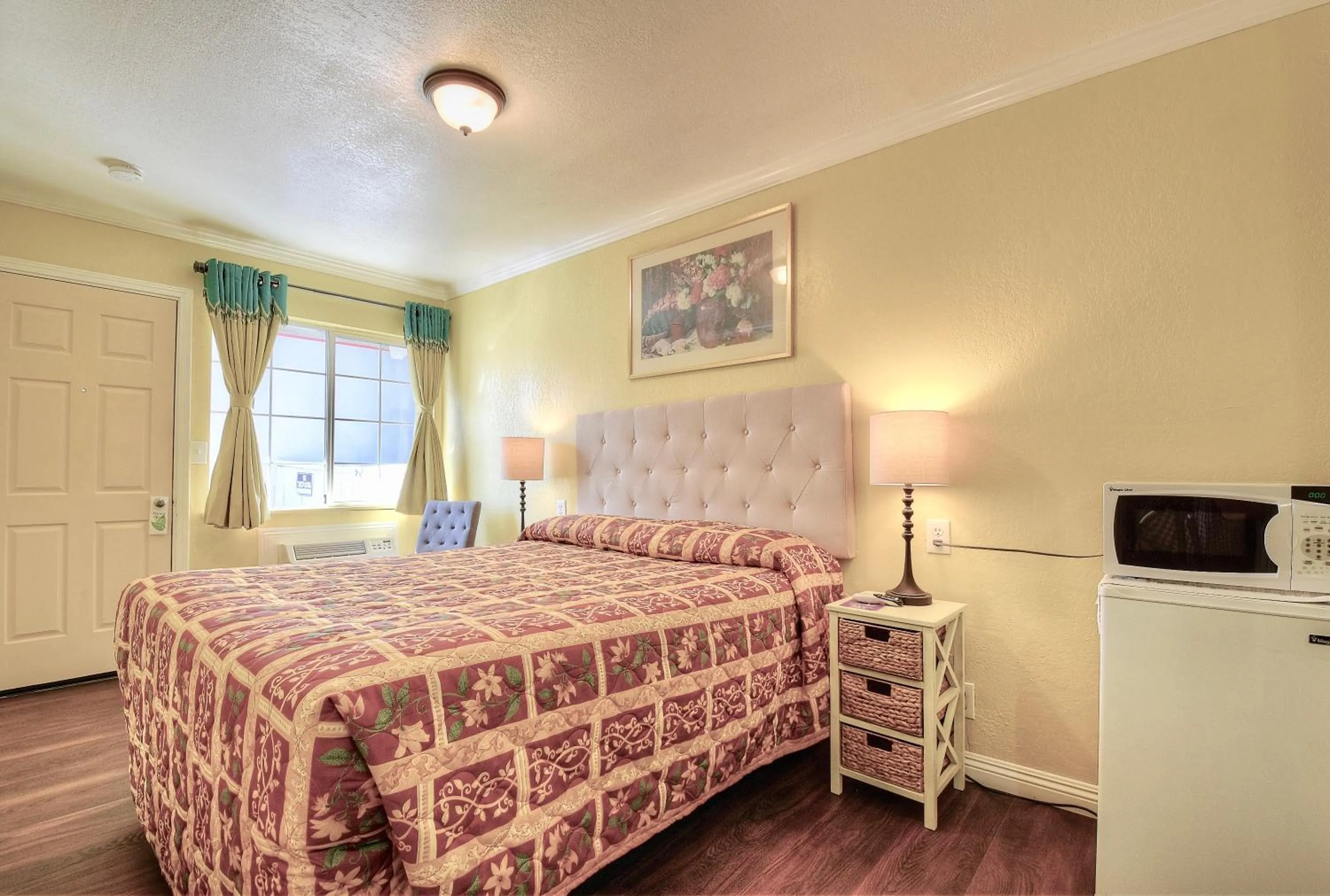 Photo of the whole room, Bed in Bayside Inn