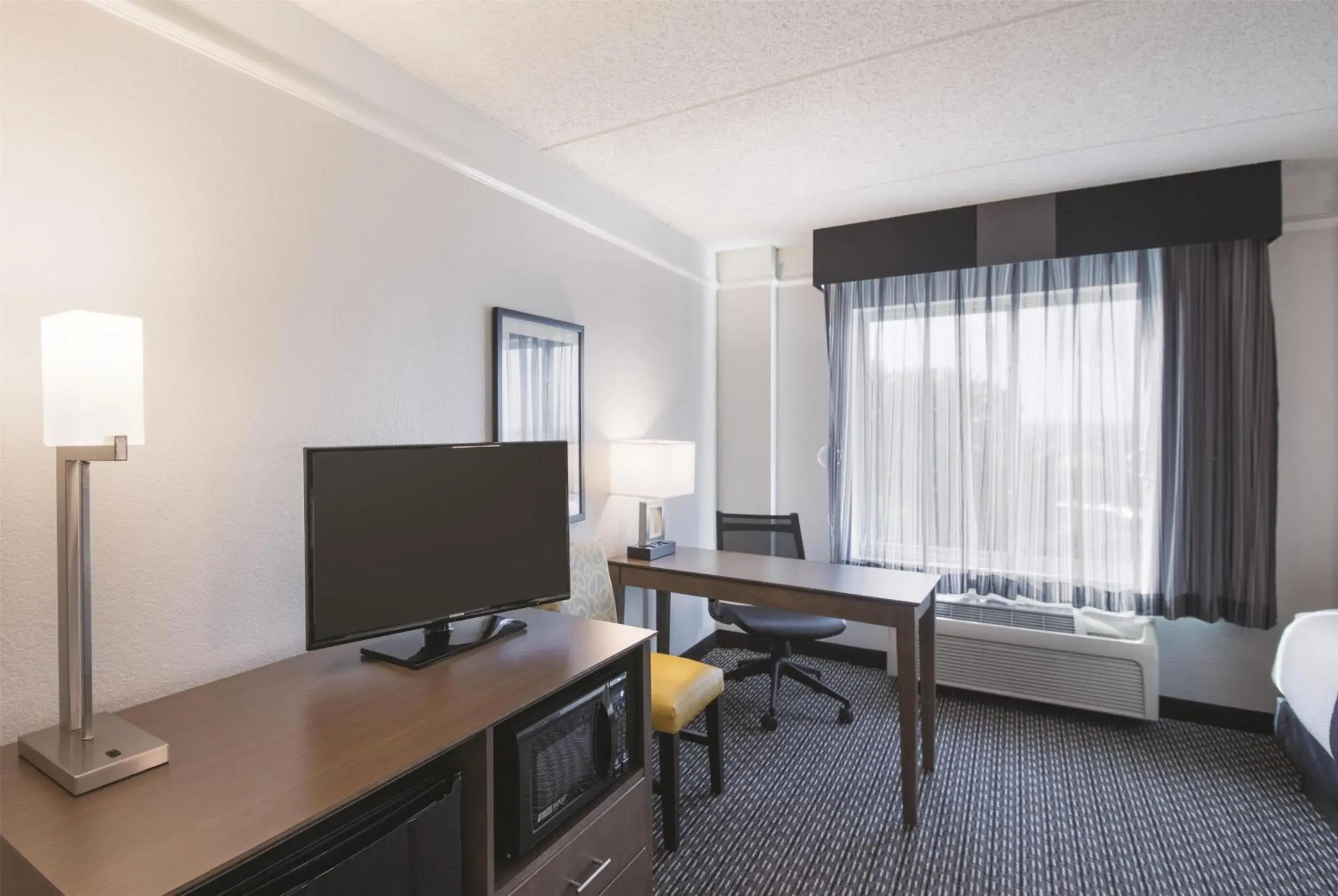 Double Room with Two Double Beds and Bath Tub - Mobility/Hearing Accessible - Non-Smoking in La Quinta by Wyndham Austin Airport Double Room with Two Double Beds and Bath Tub - Mobility/Hearing Accessible - Non-Smoking in La Quinta by Wyndham Austin Airport