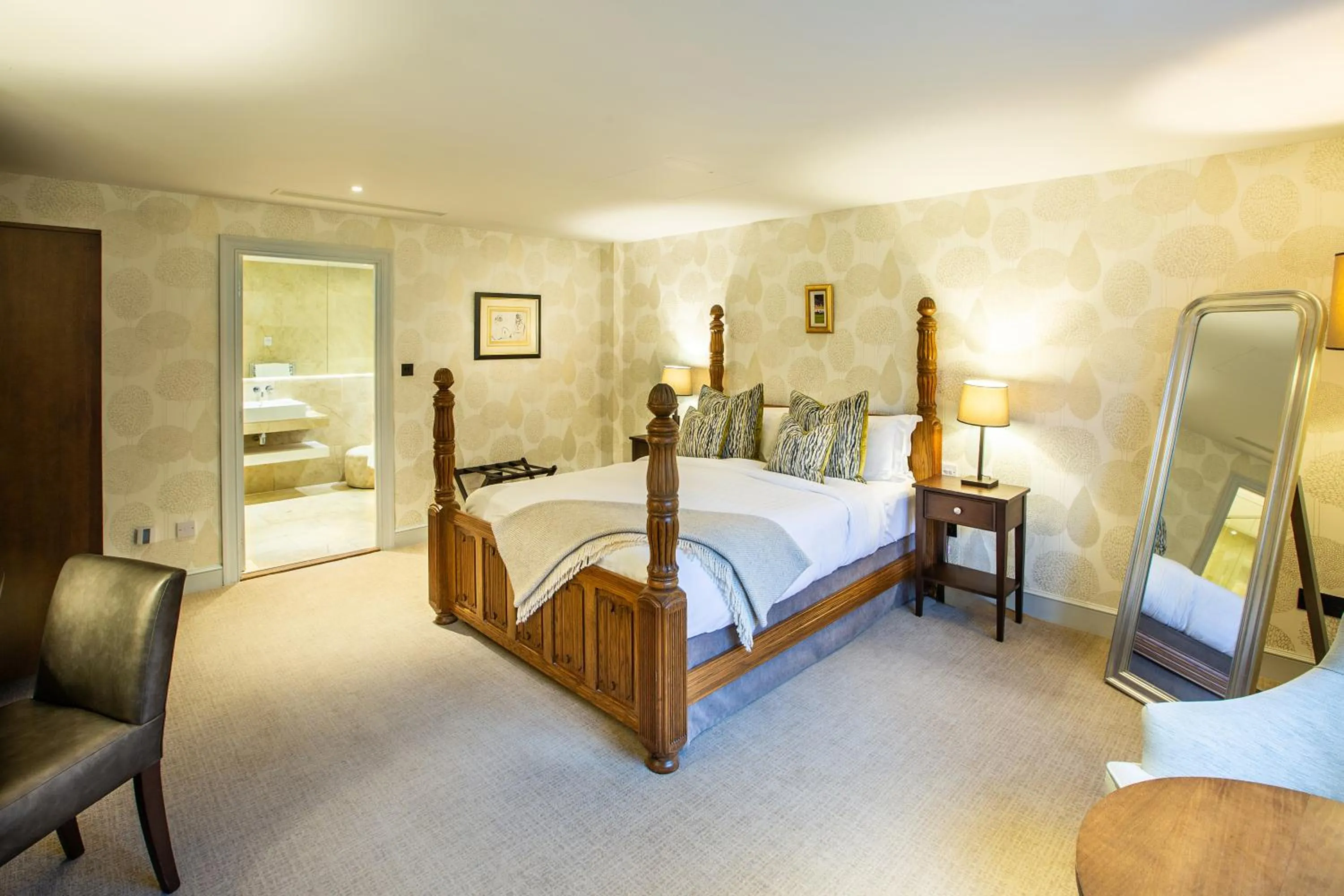 Photo of the whole room, Bed in The Wood Norton