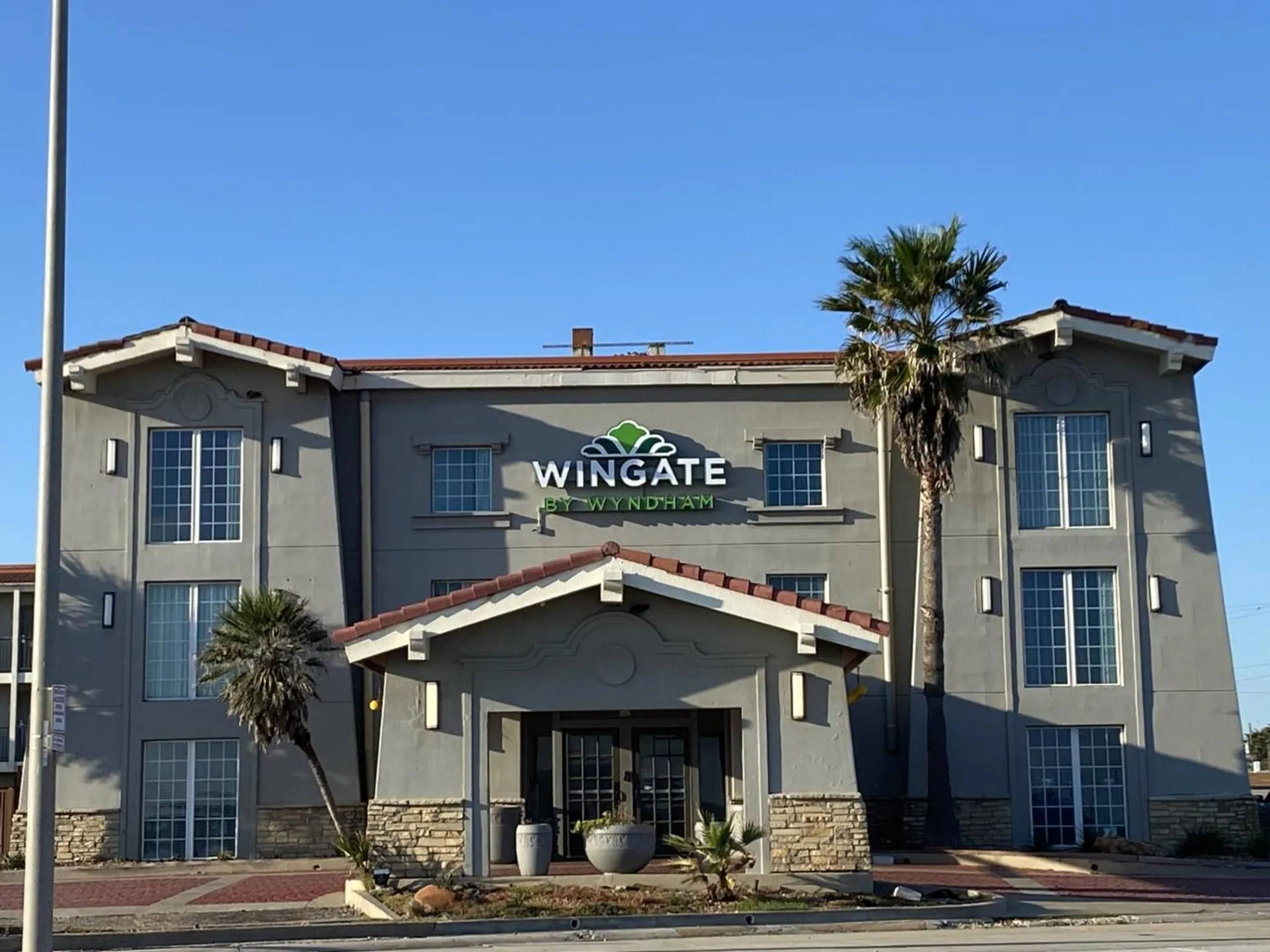 Property building in Wingate by Wyndham Galveston Beachfront at the Seawall