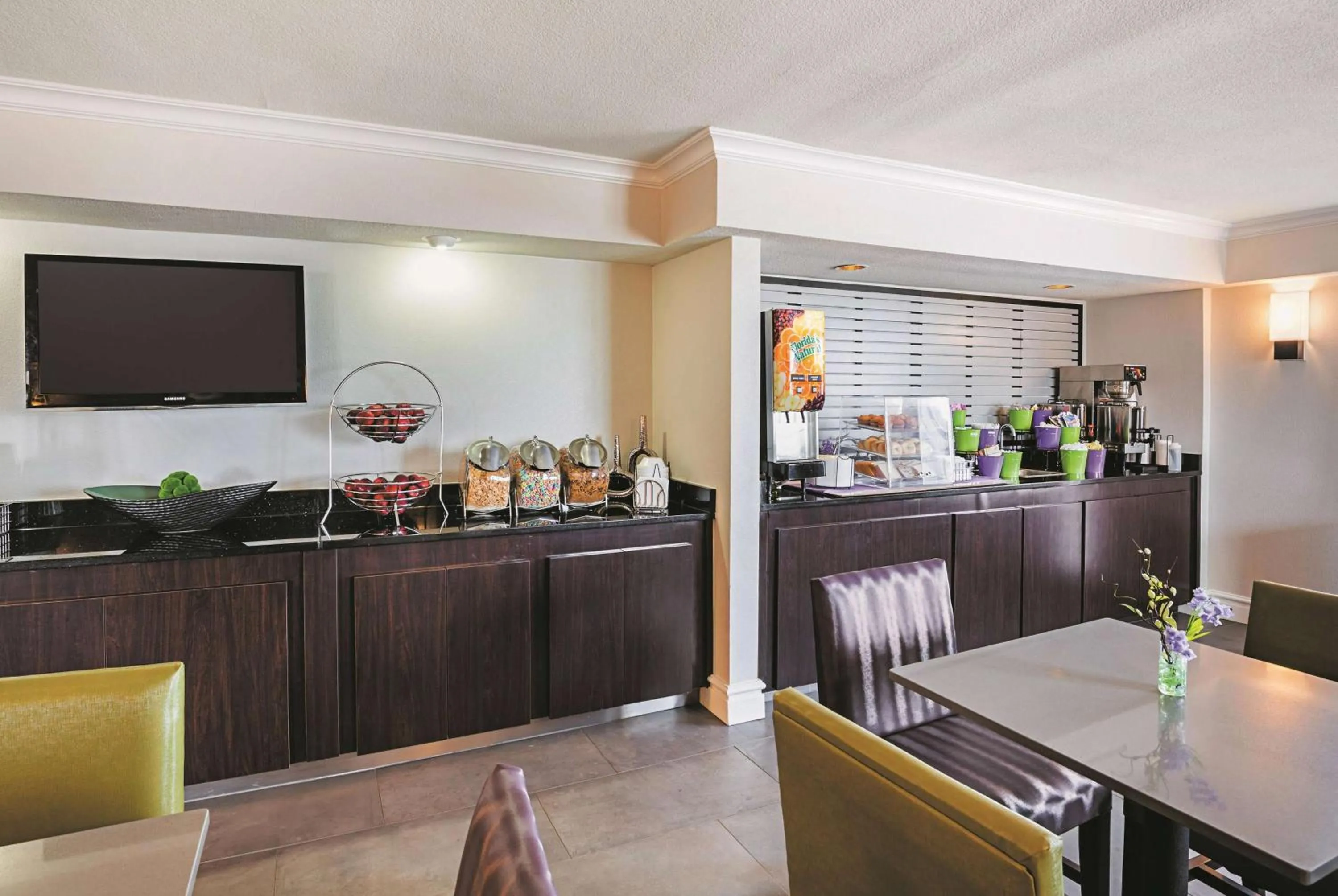 Breakfast in Wingate by Wyndham Galveston Beachfront at the Seawall