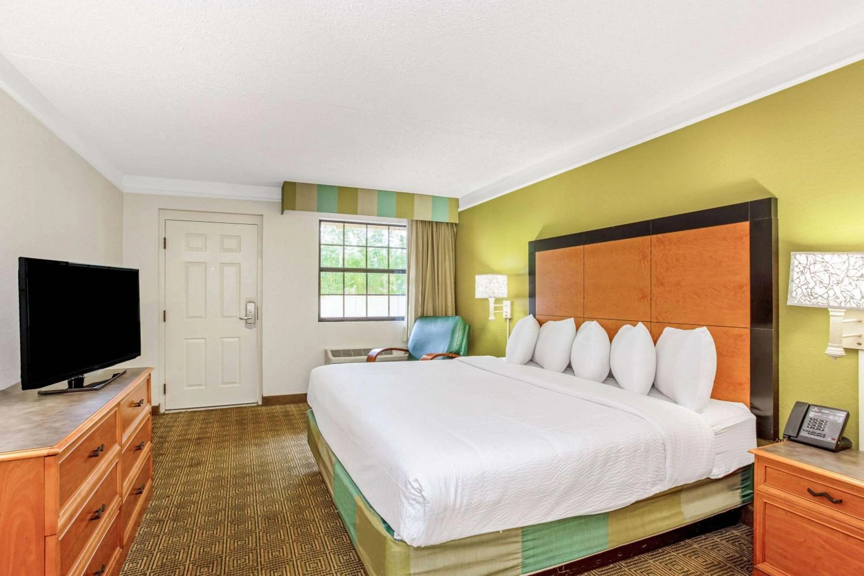 Photo of the whole room, Bed in La Quinta Inn by Wyndham Orlando Airport West