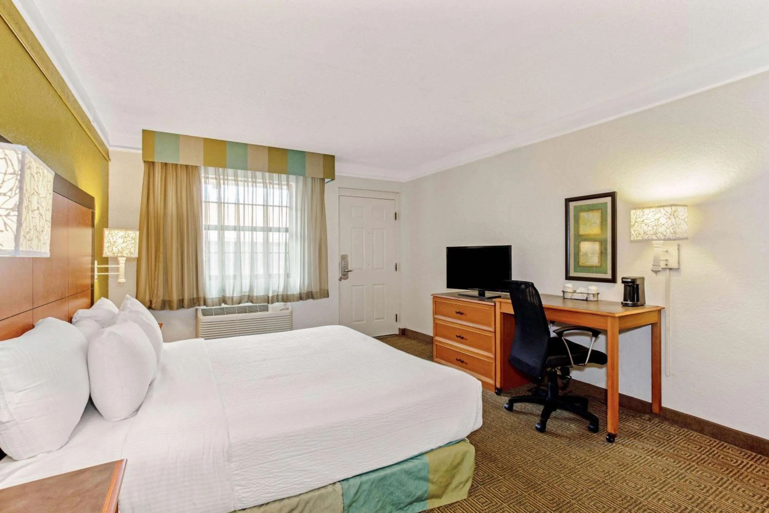 Photo of the whole room, Bed in La Quinta Inn by Wyndham Orlando Airport West