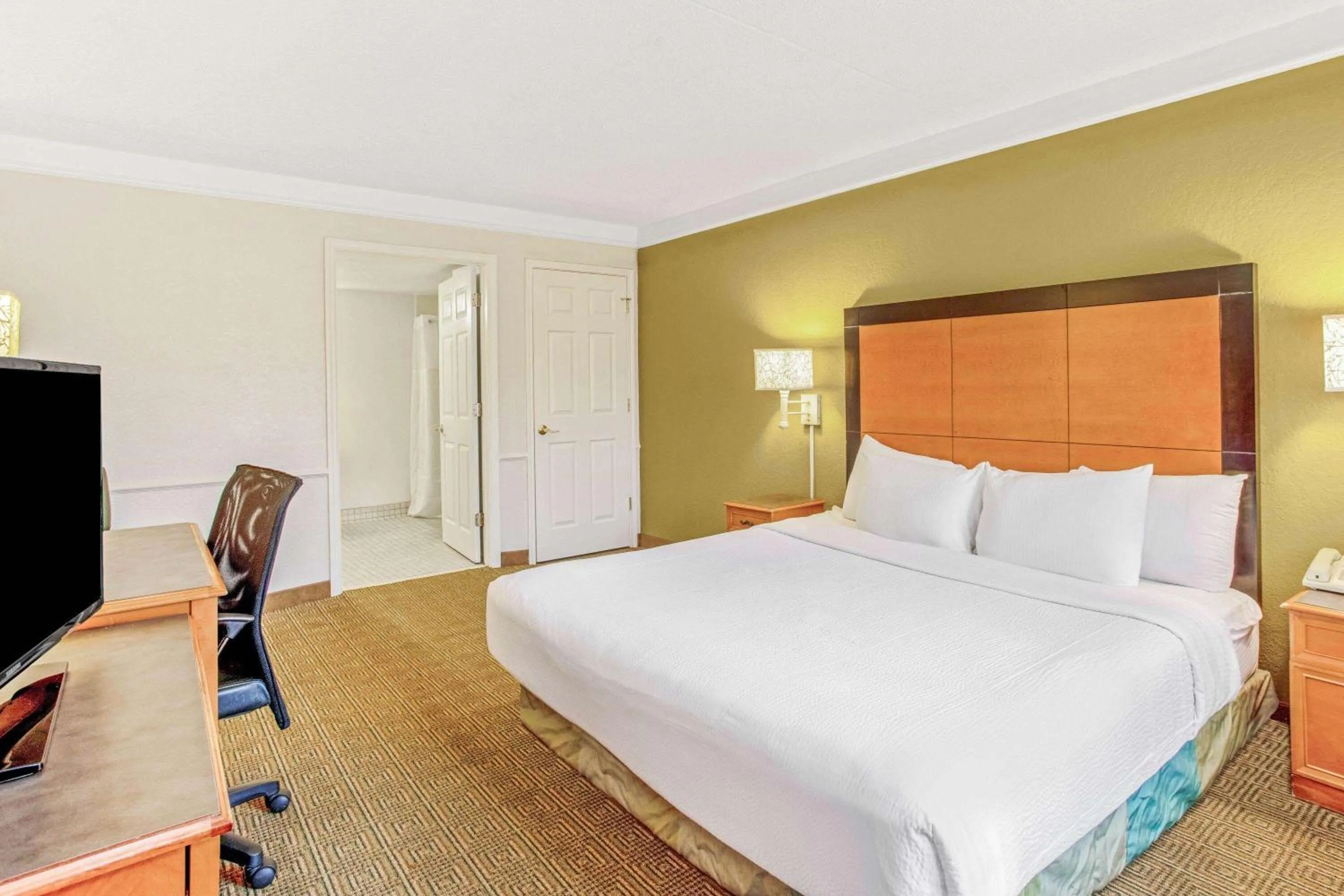 Photo of the whole room, Bed in La Quinta Inn by Wyndham Orlando Airport West