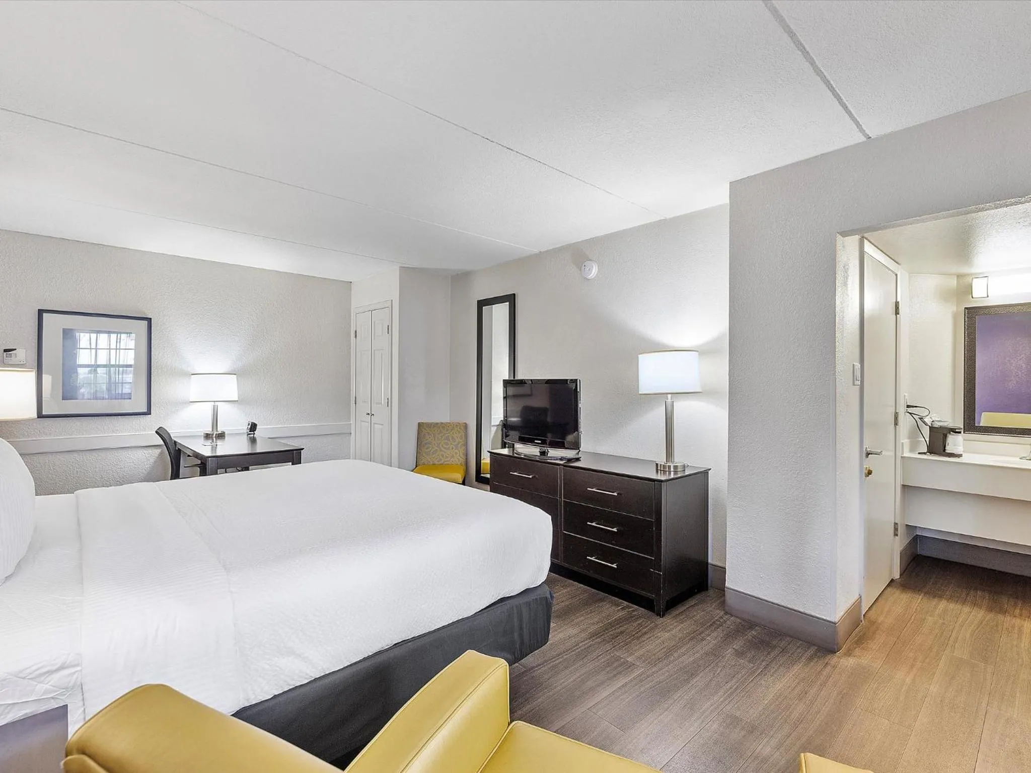 Bed in La Quinta Inn by Wyndham Miami Airport North