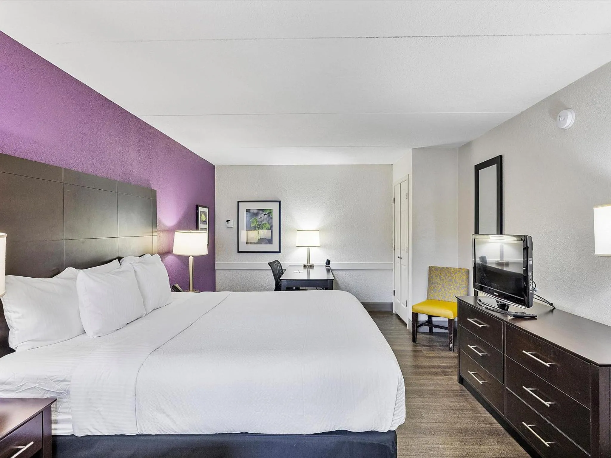 Bed in La Quinta Inn by Wyndham Miami Airport North