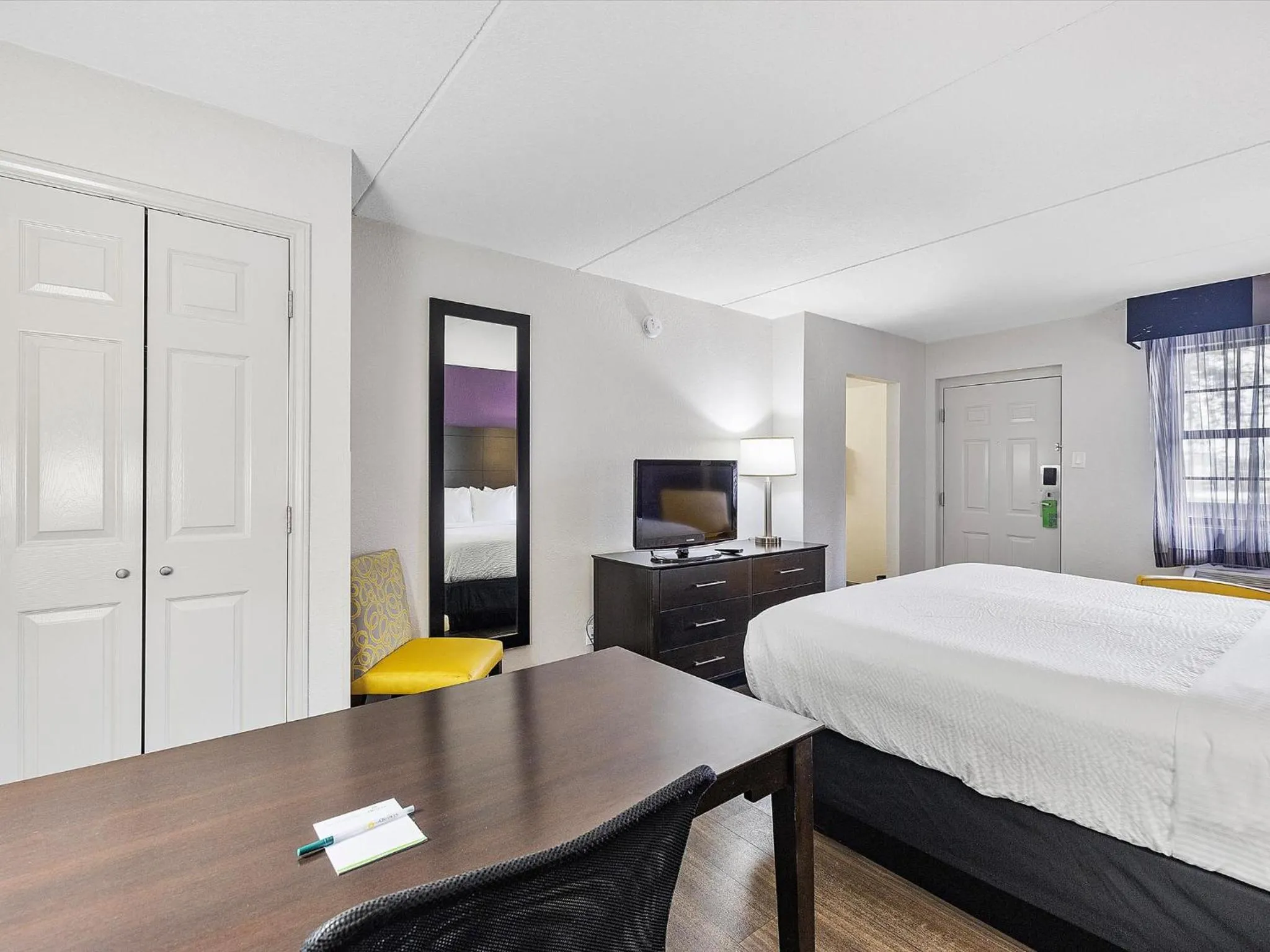 Bed in La Quinta Inn by Wyndham Miami Airport North