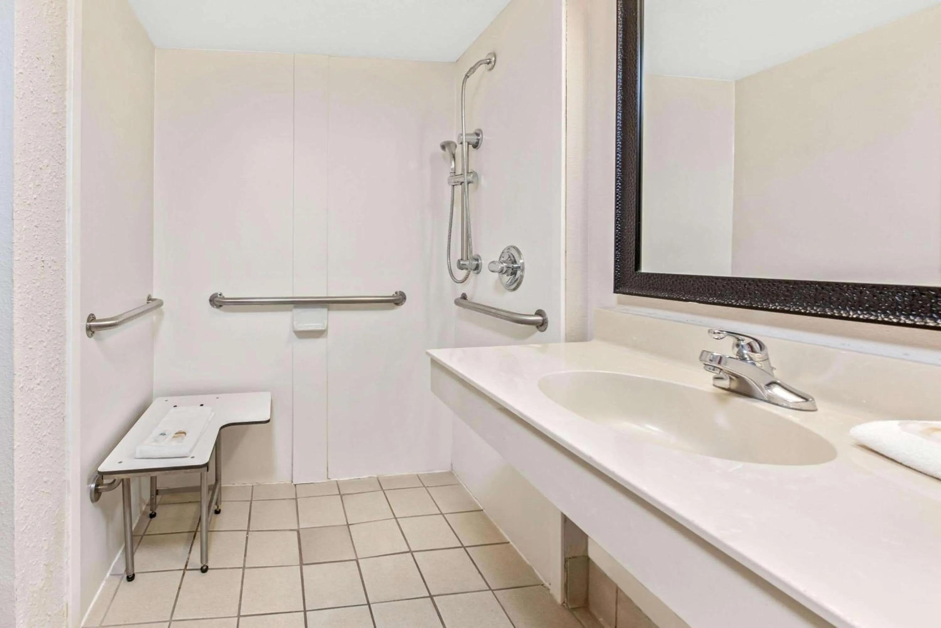 Shower in La Quinta Inn by Wyndham Miami Airport North