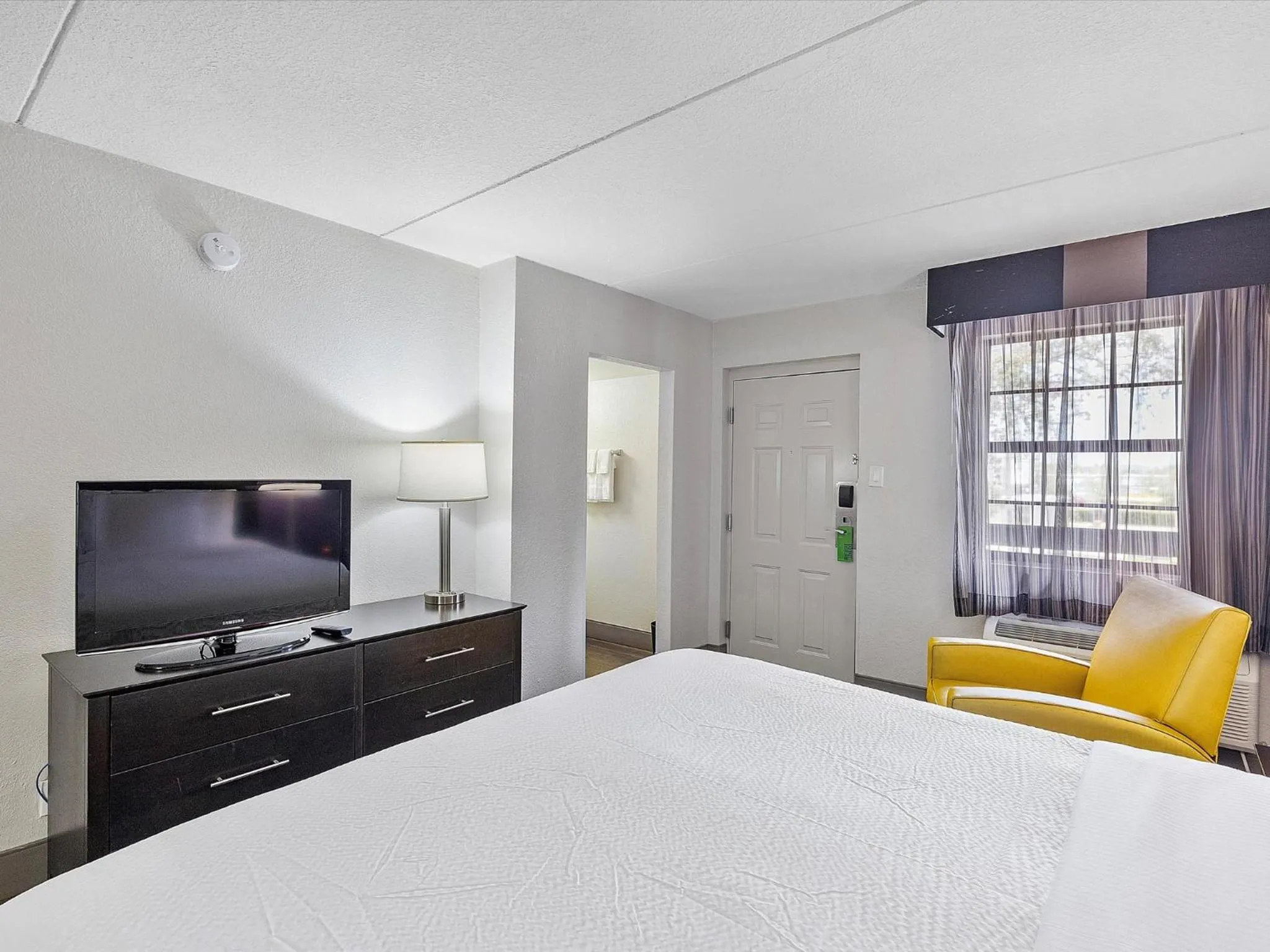 Bed in La Quinta Inn by Wyndham Miami Airport North