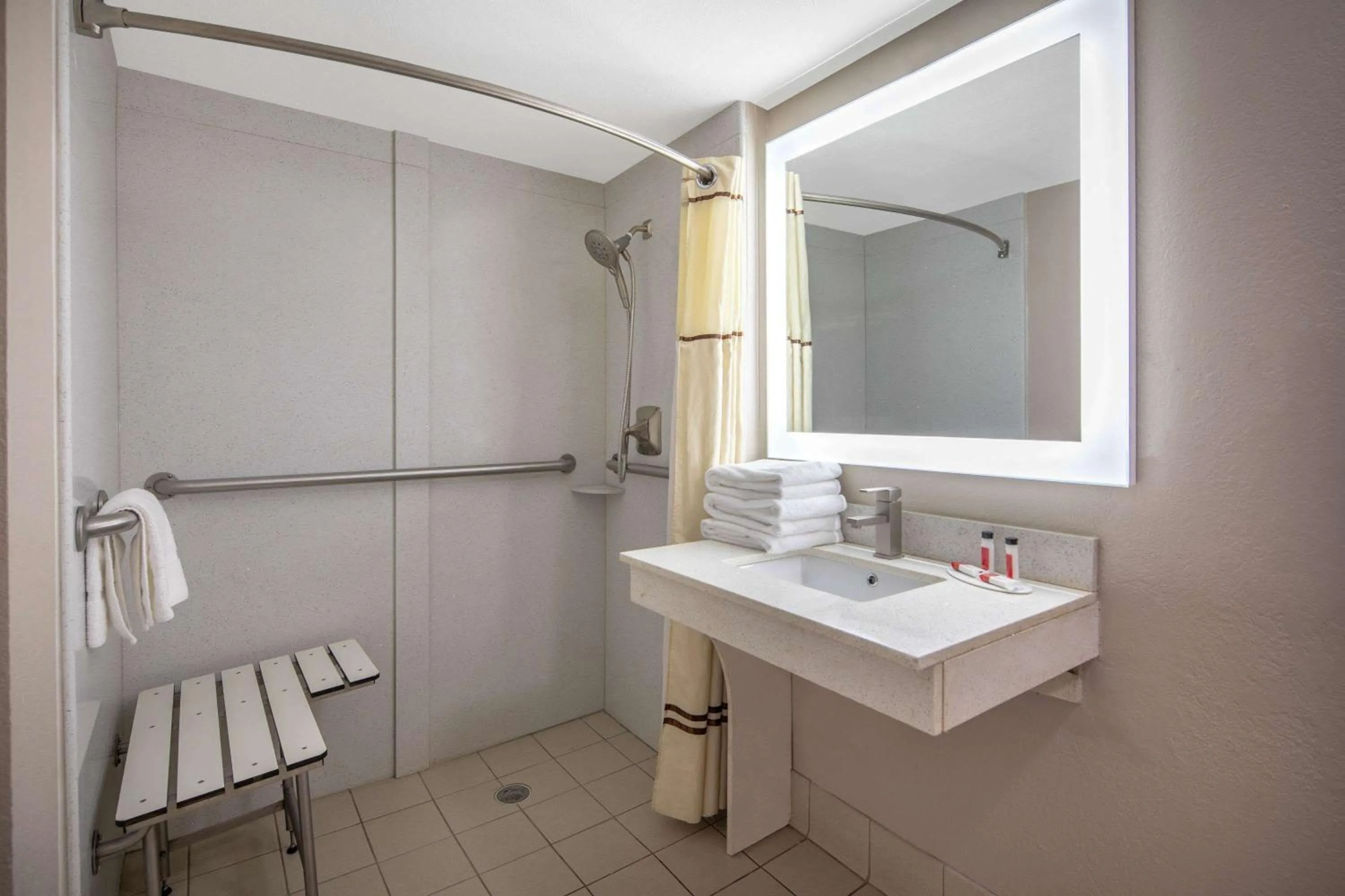 Shower in Budget Inn & Suite Atlanta Marietta Stadium