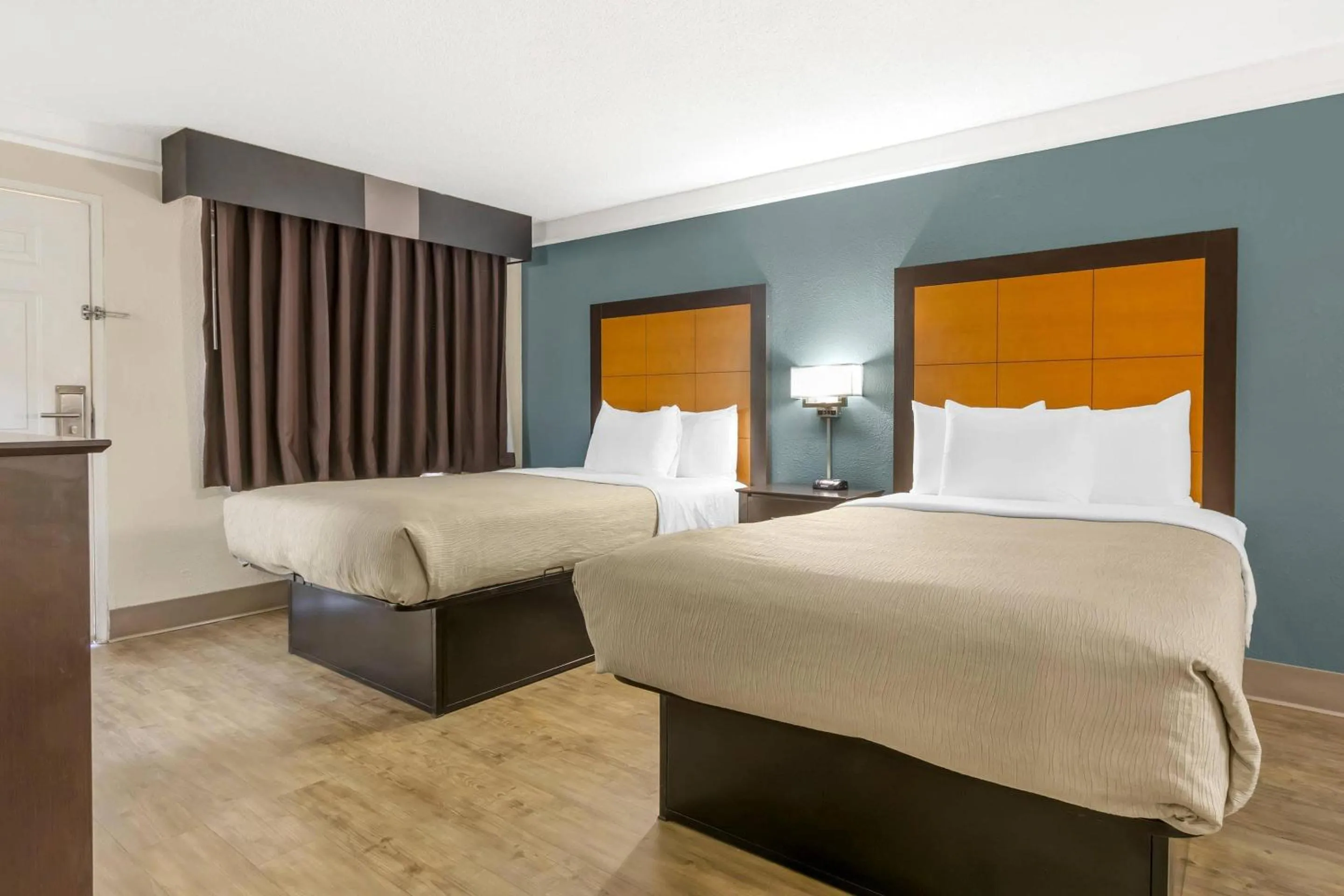 Bedroom, Bed in Quality Inn & Suites North Charleston - Ashley Phosphate