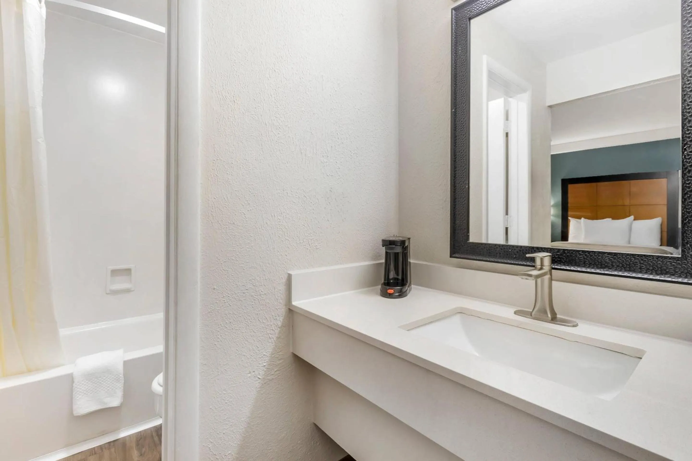 Bedroom, Bed in Quality Inn & Suites North Charleston - Ashley Phosphate